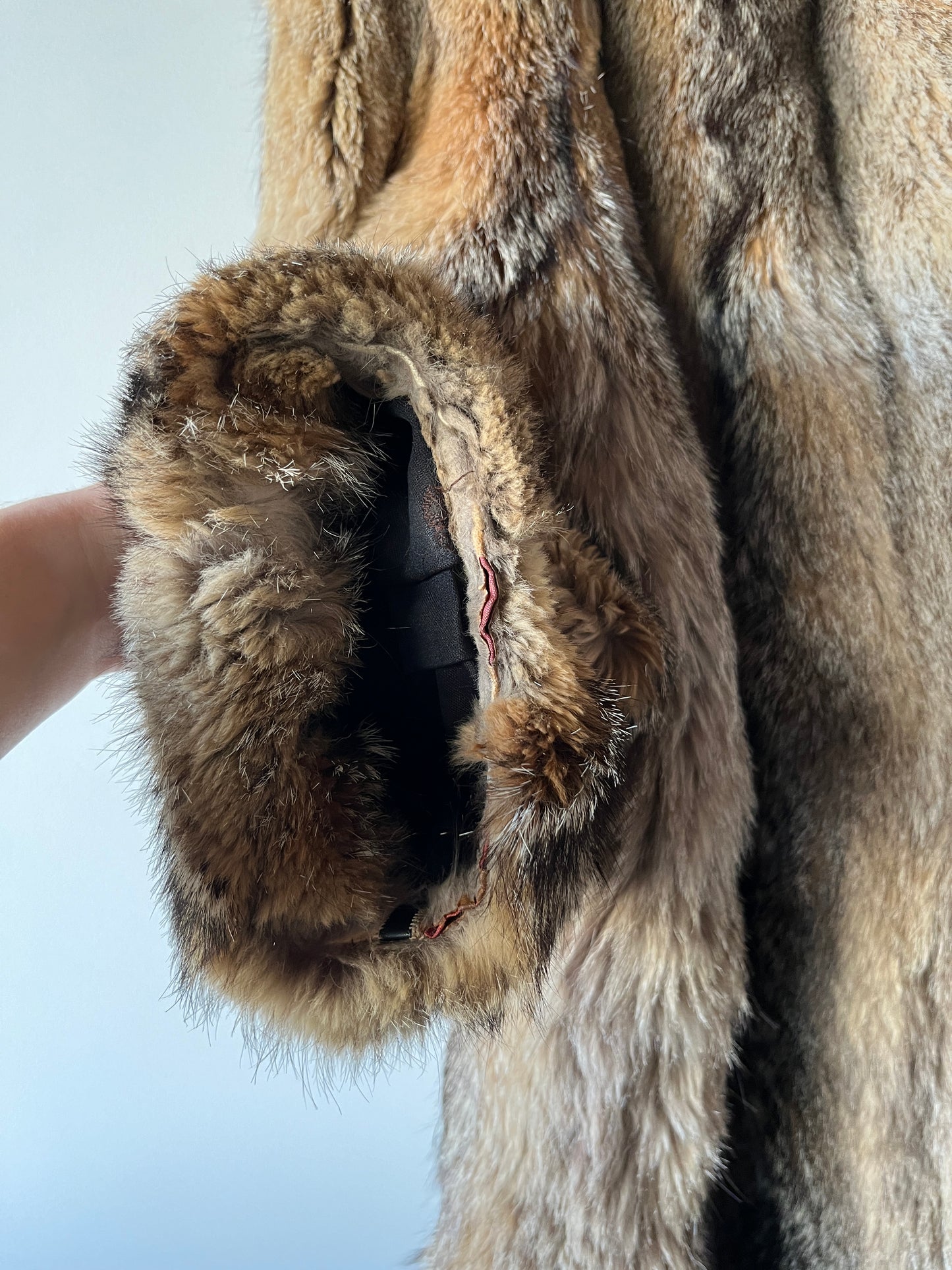 Manteau en fourrure grise, fauve et beige