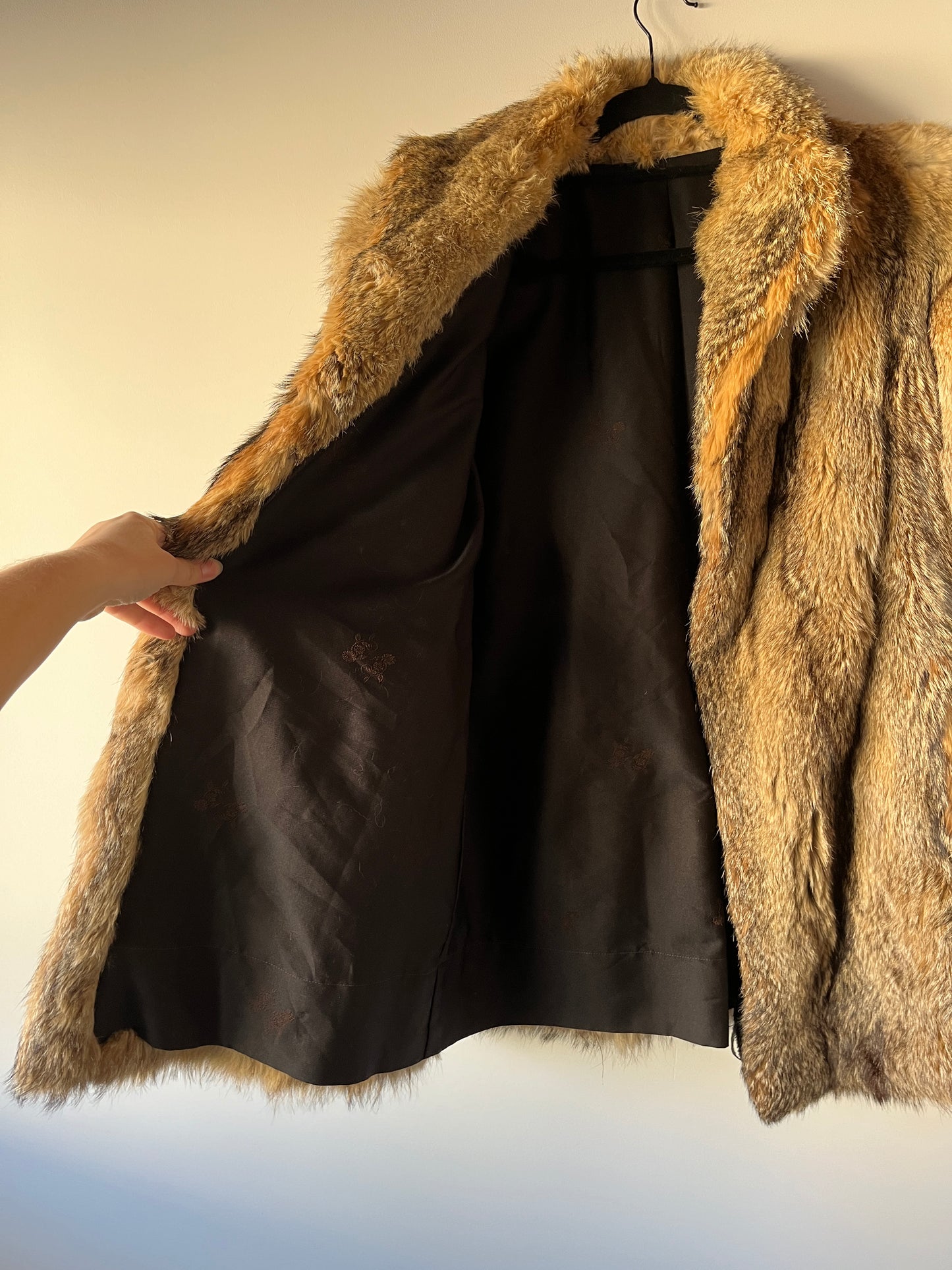 Manteau en fourrure grise, fauve et beige