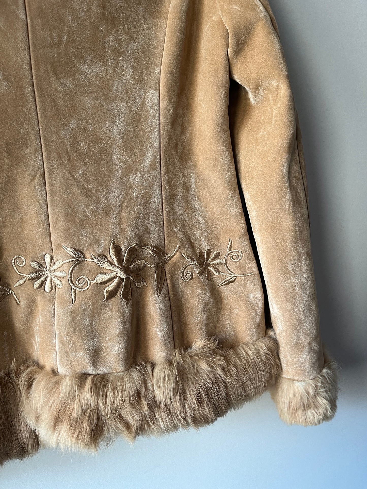 Veste en peau retournée beige et bordures en fourrure