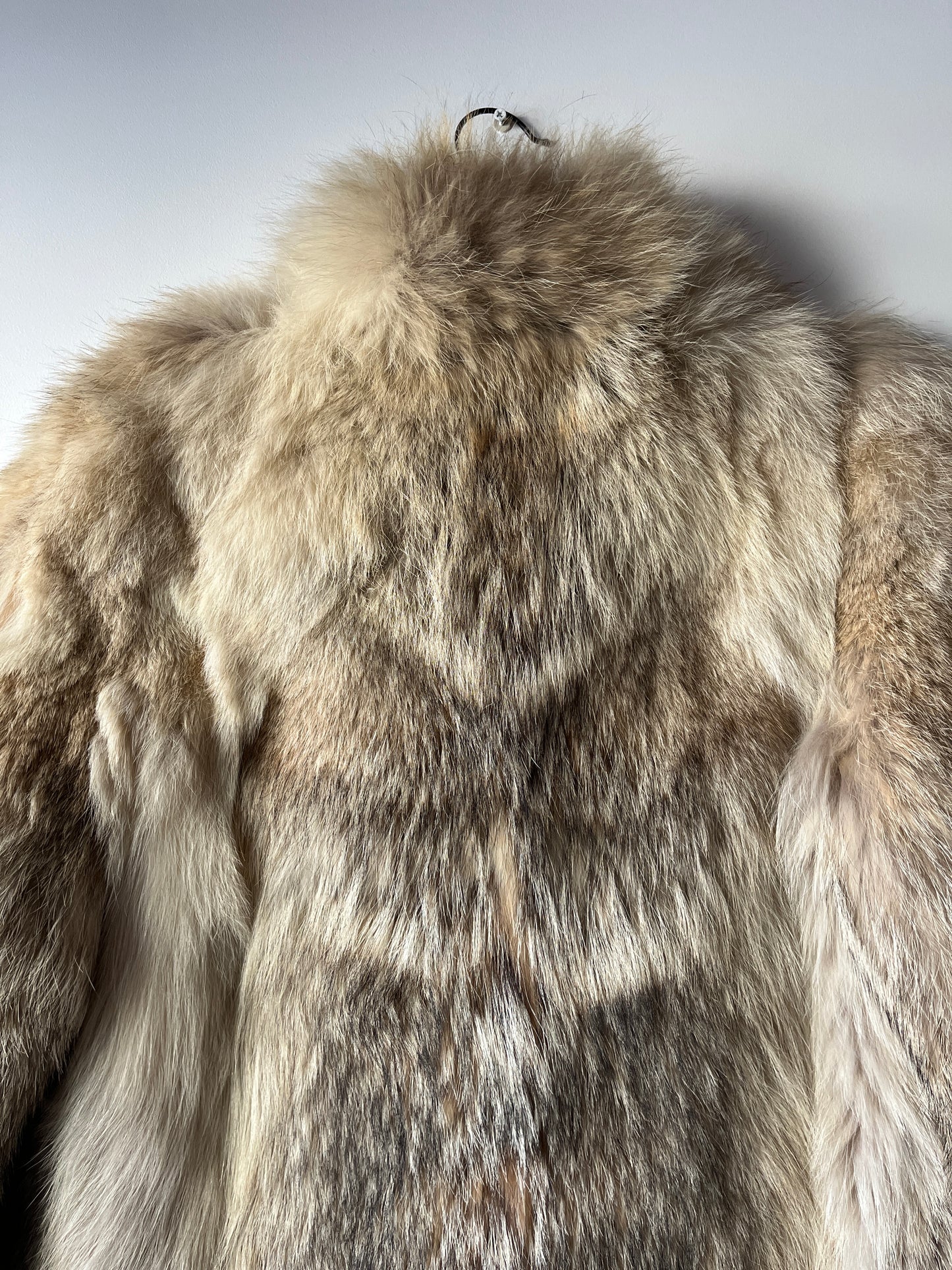 Manteau en fourrure beige et grise
