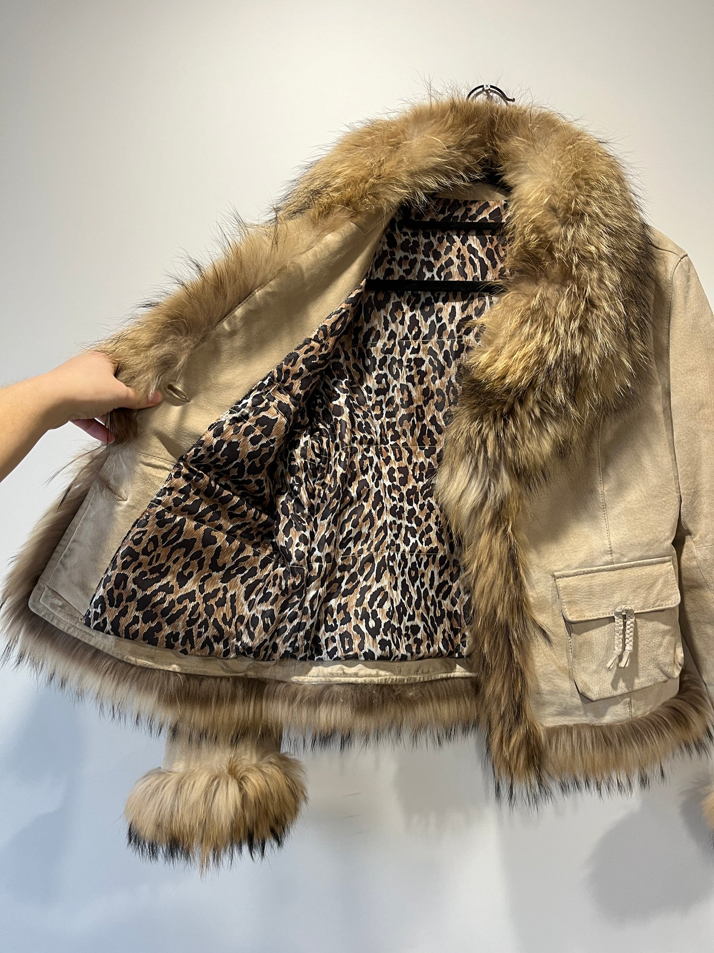 Veste en cuir beige avec bordures en fourrure