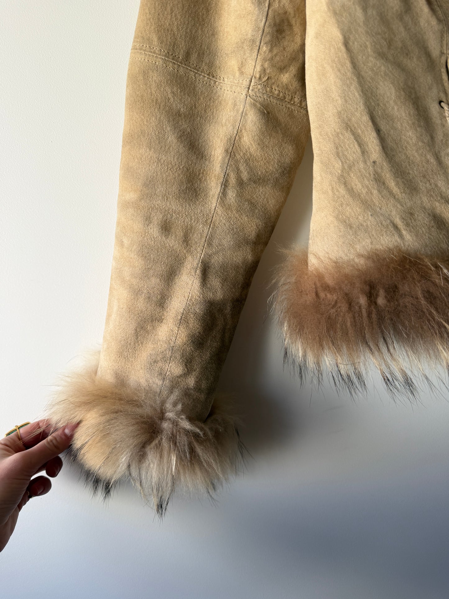 Veste en cuir avec bordures en fourrure beige