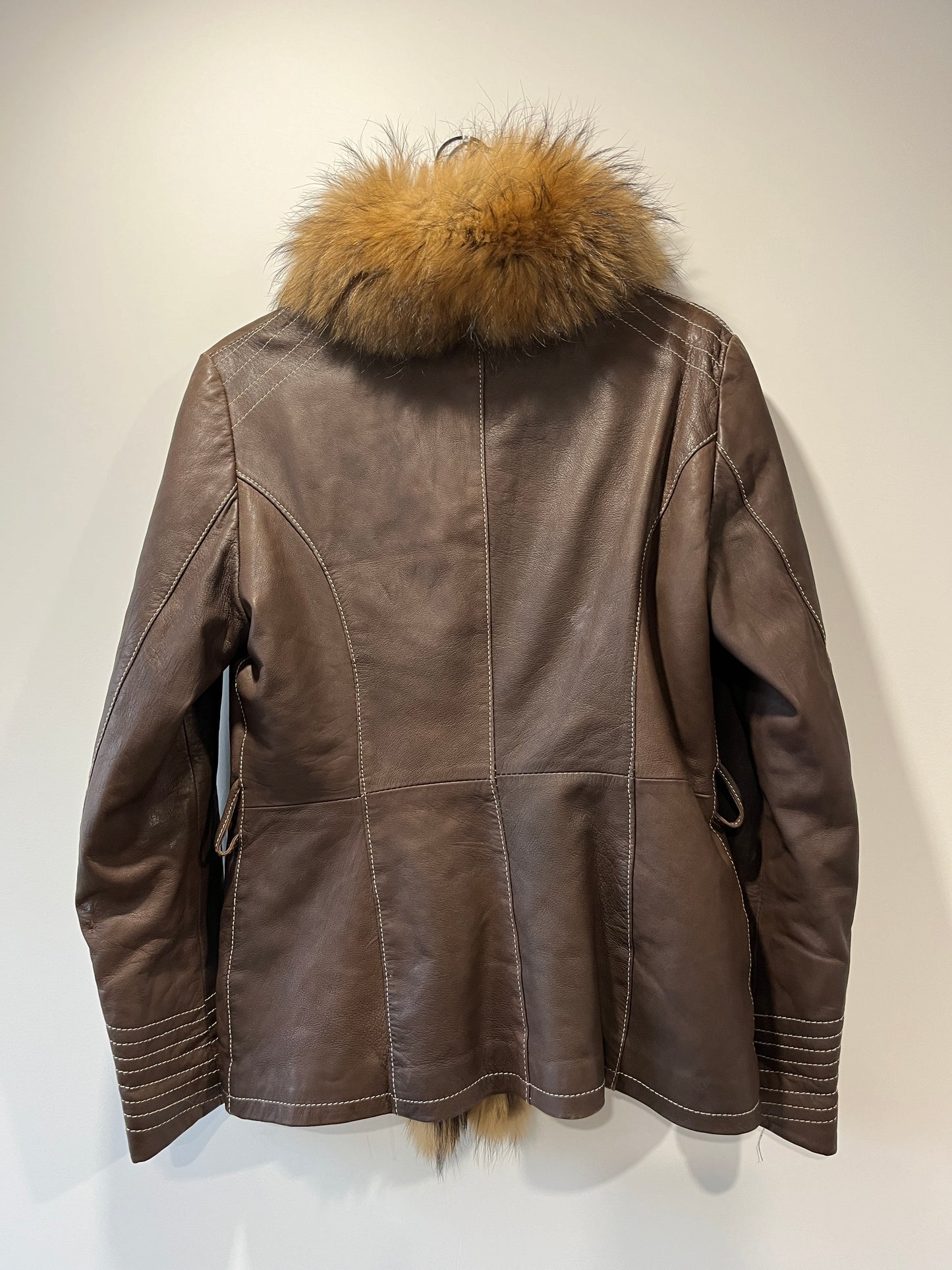 Veste en cuir marron et bordures en fourrure