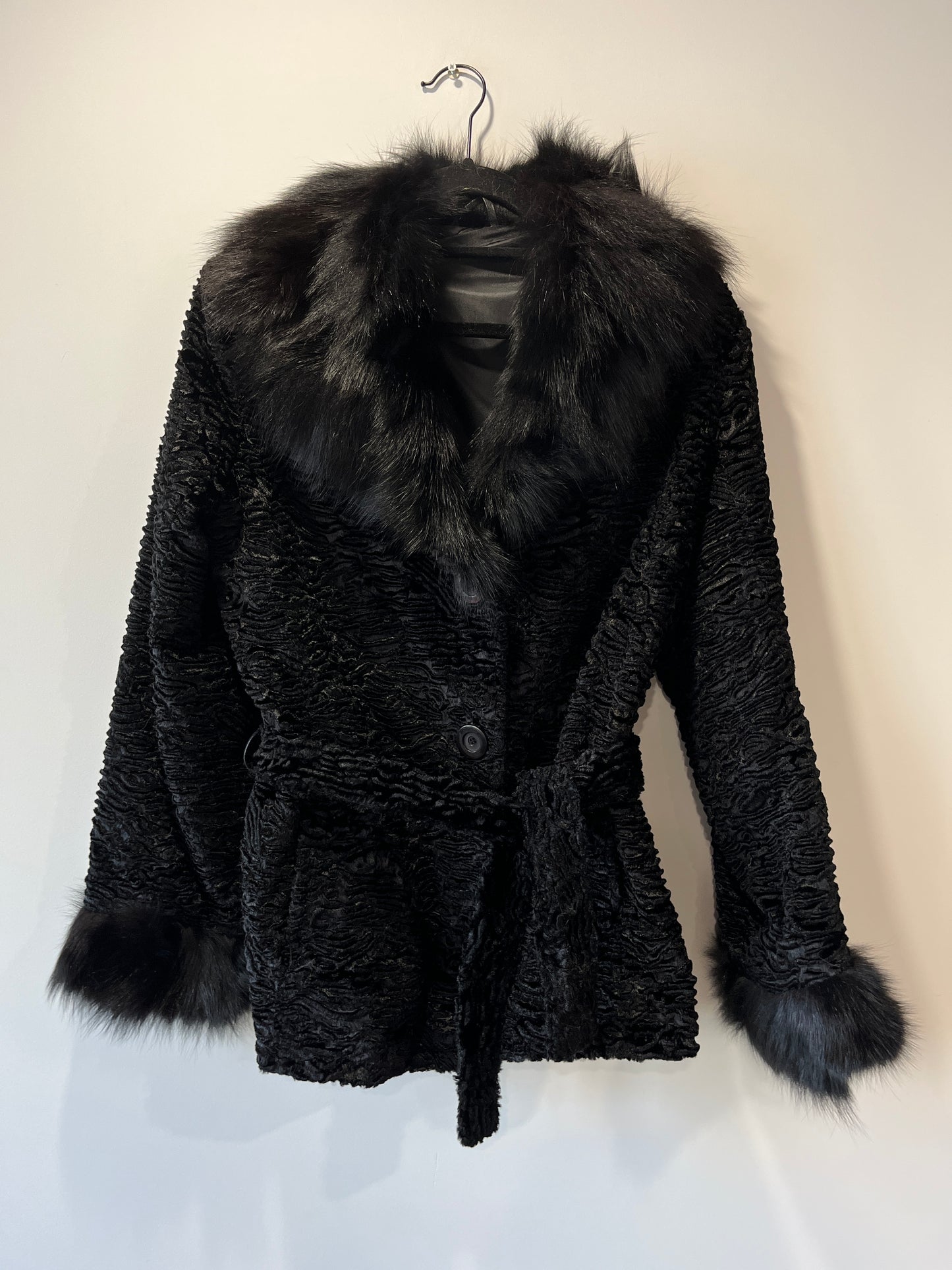 Veste noire avec bordures en fourrure