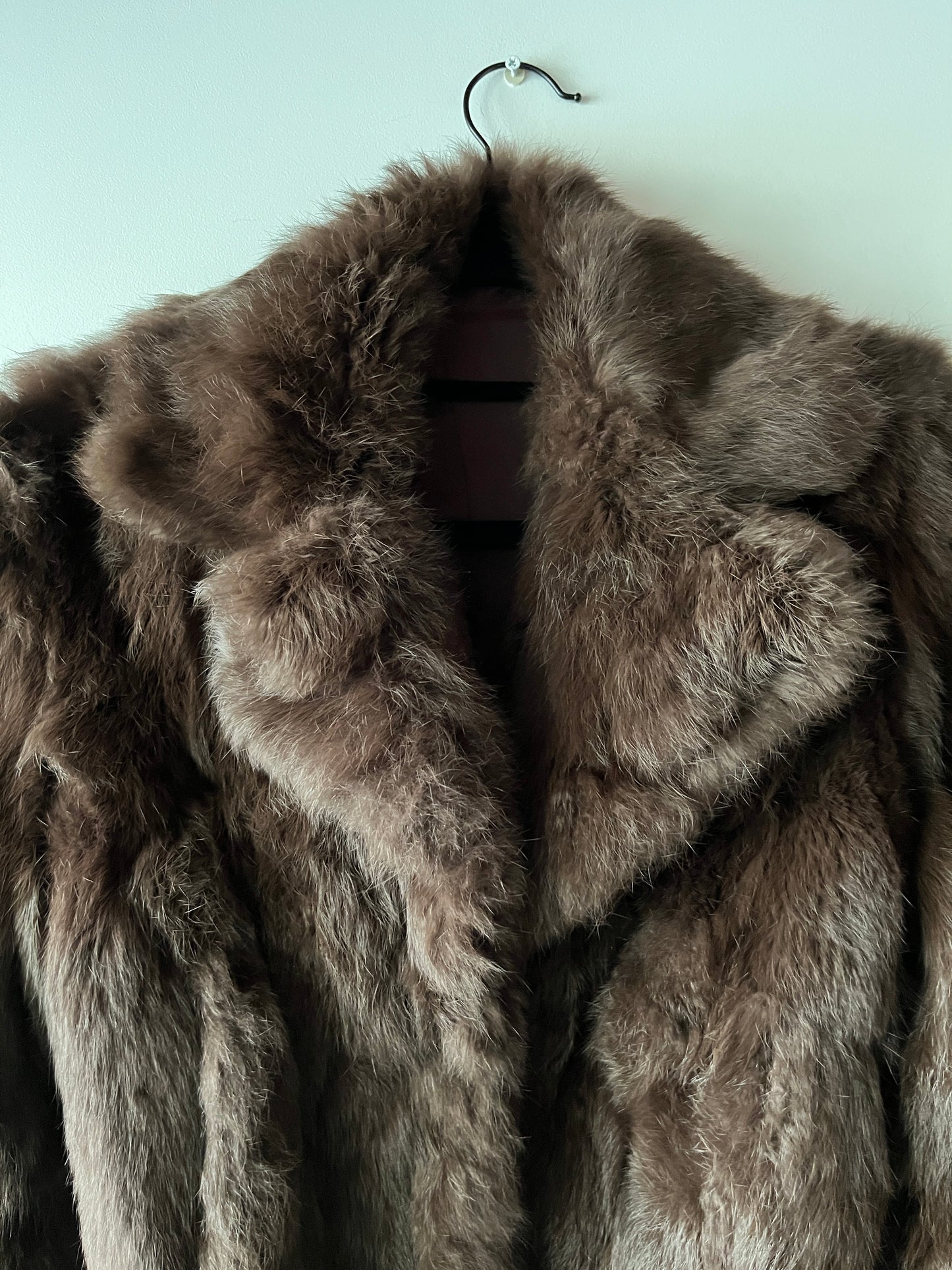 Manteau en fourrure marron ceinturé
