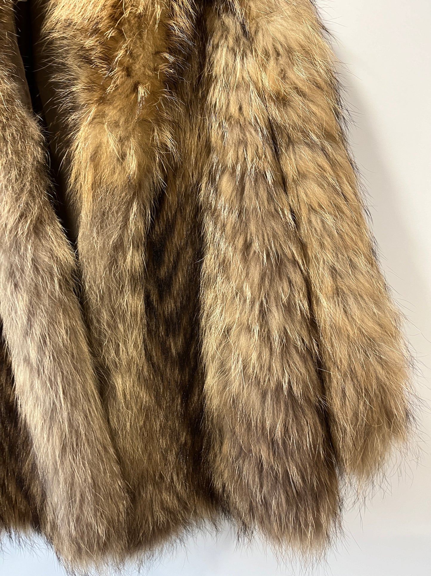 Manteau en fourrure fauve volumineuse