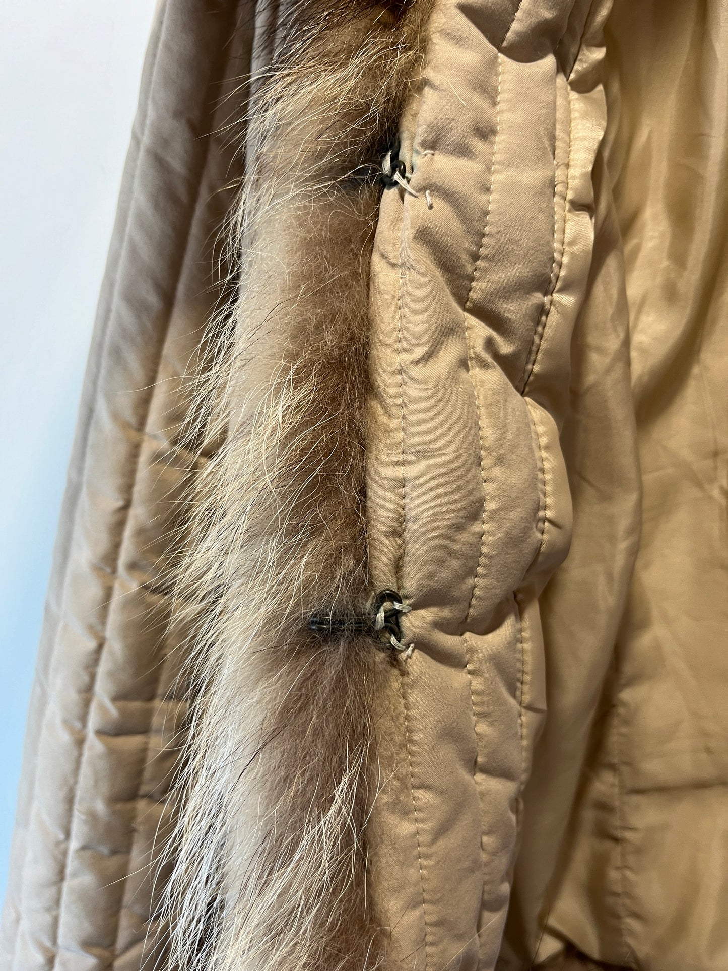 Veste matelassée beige avec bordures en fourrure