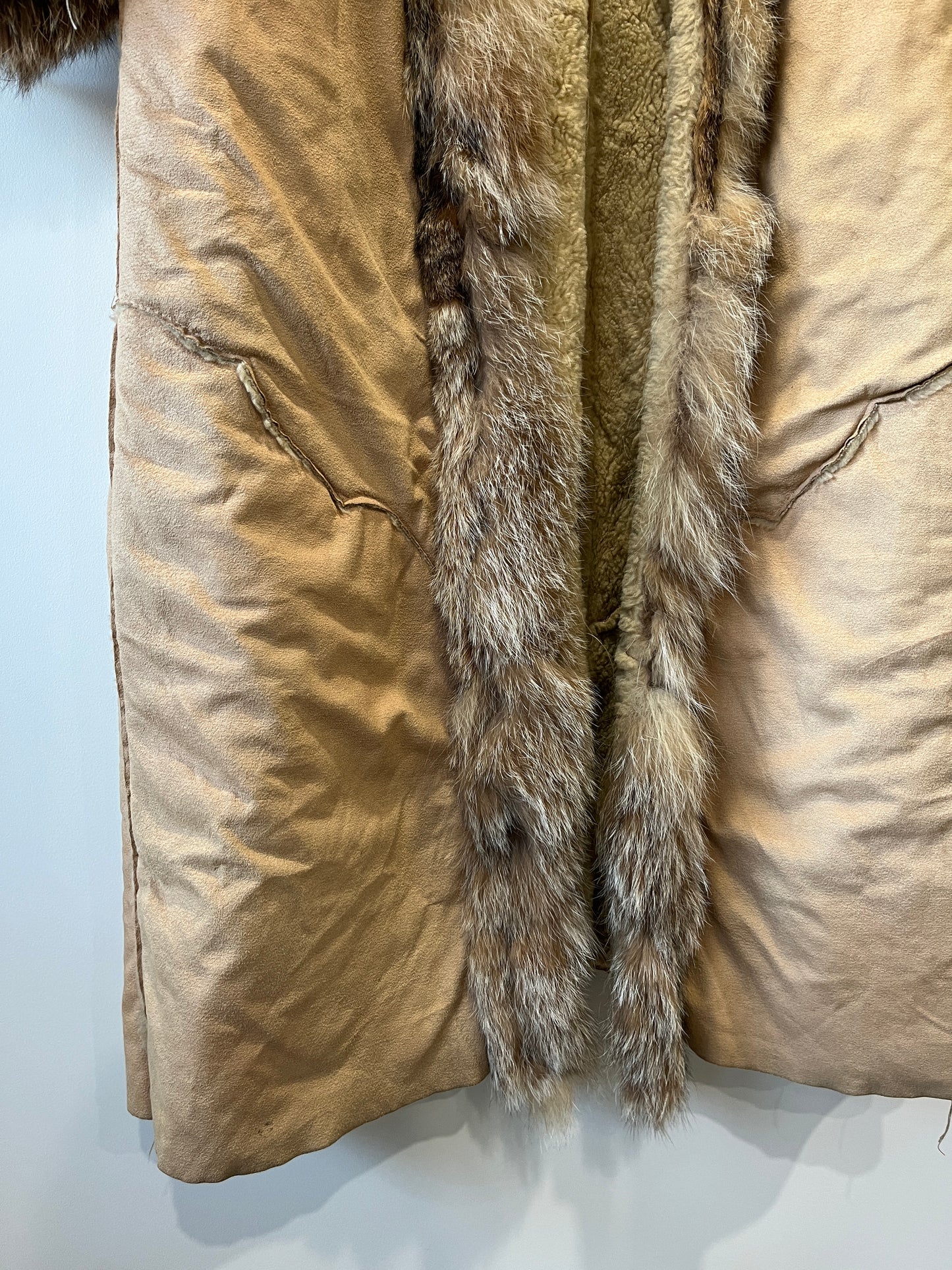 Manteau long beige avec bordures en fourrure