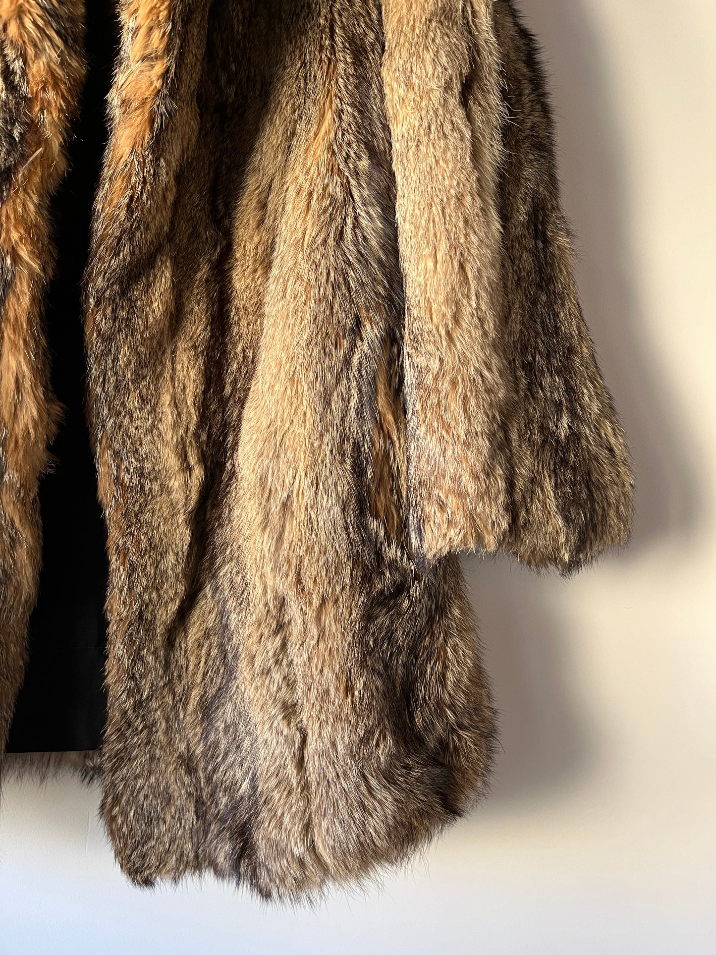 Manteau en fourrure grise, fauve et beige