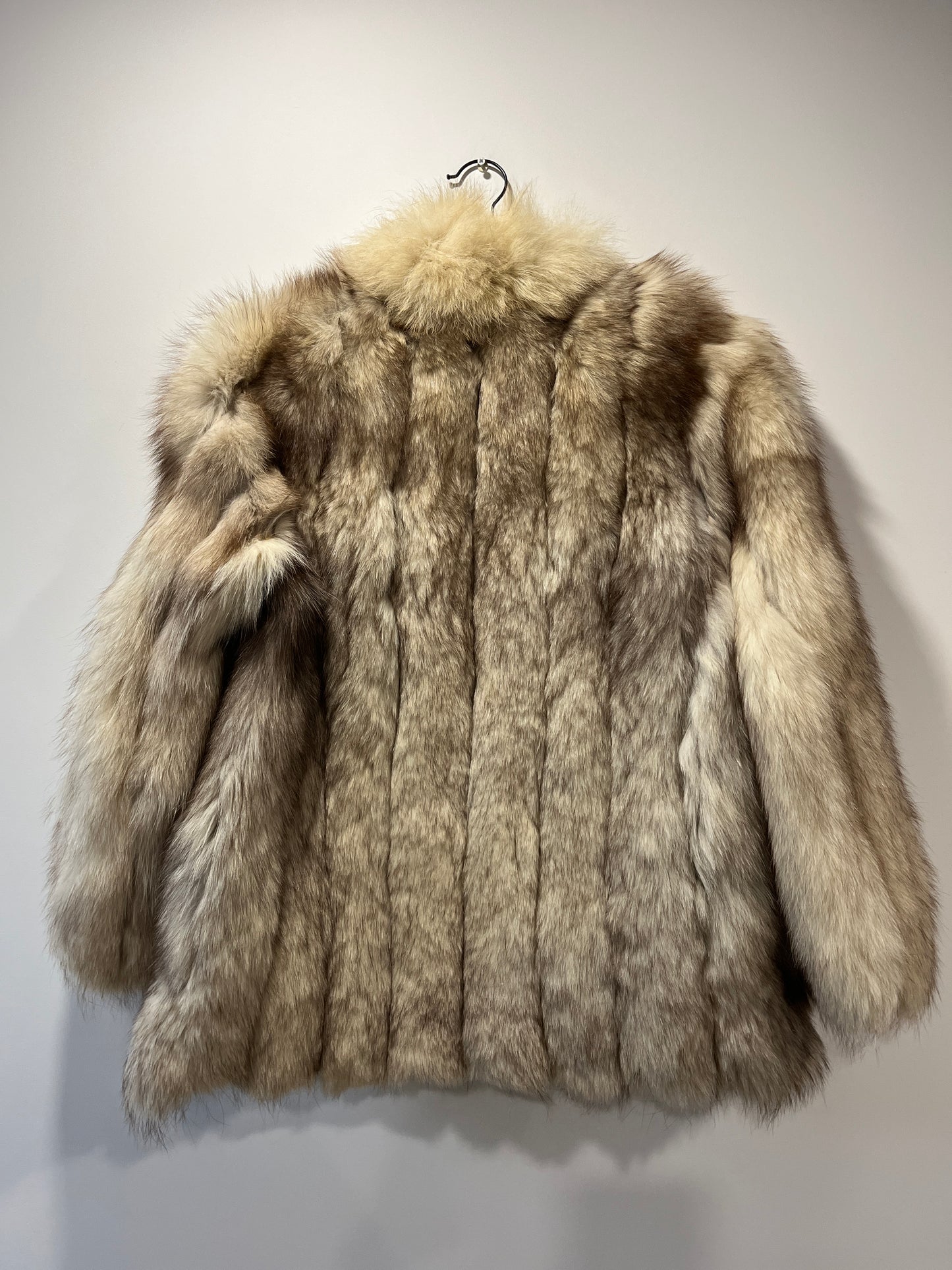 Manteau en fourrure galonné blanc