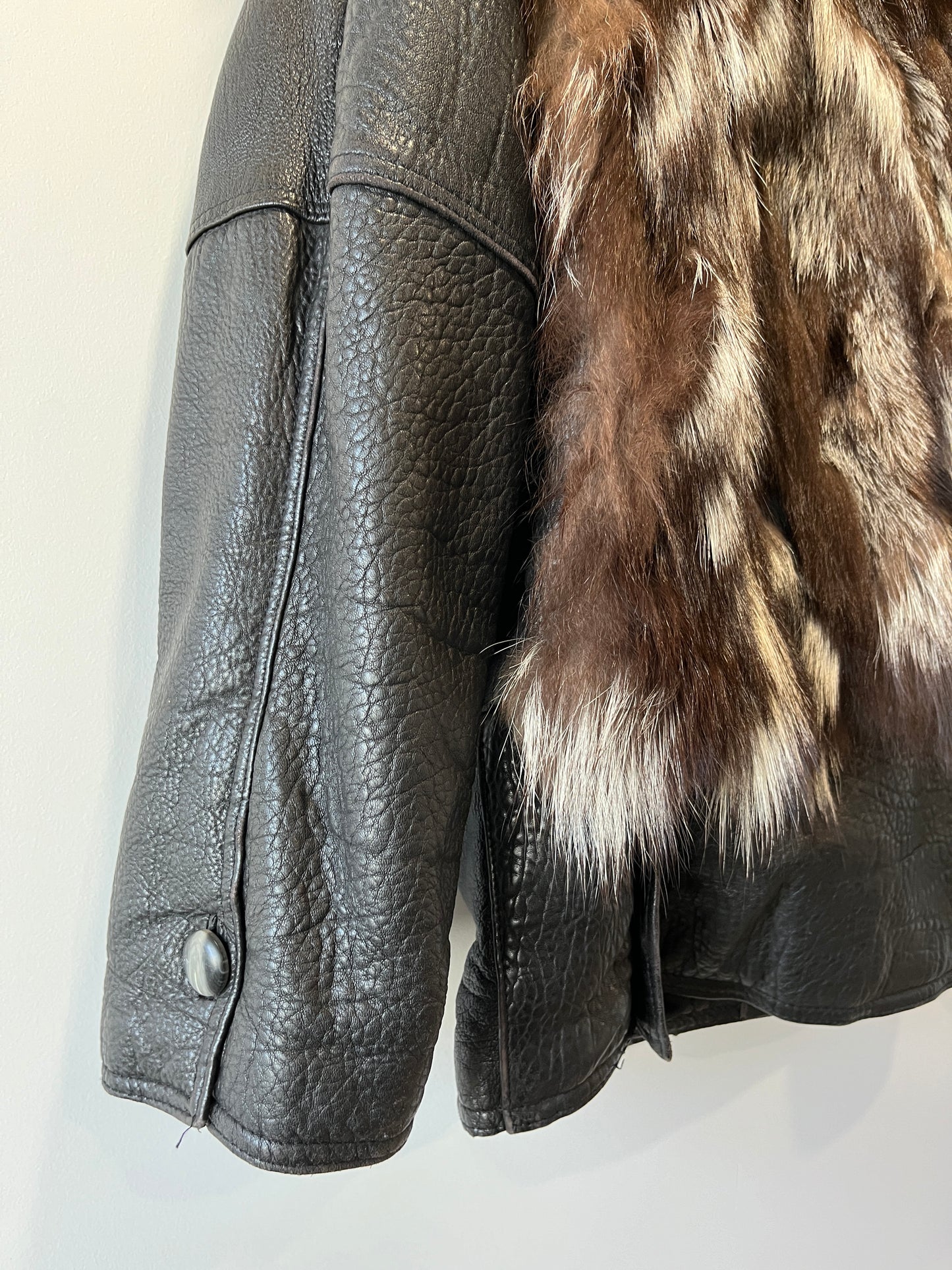 Veste en fourrure et cuir noir