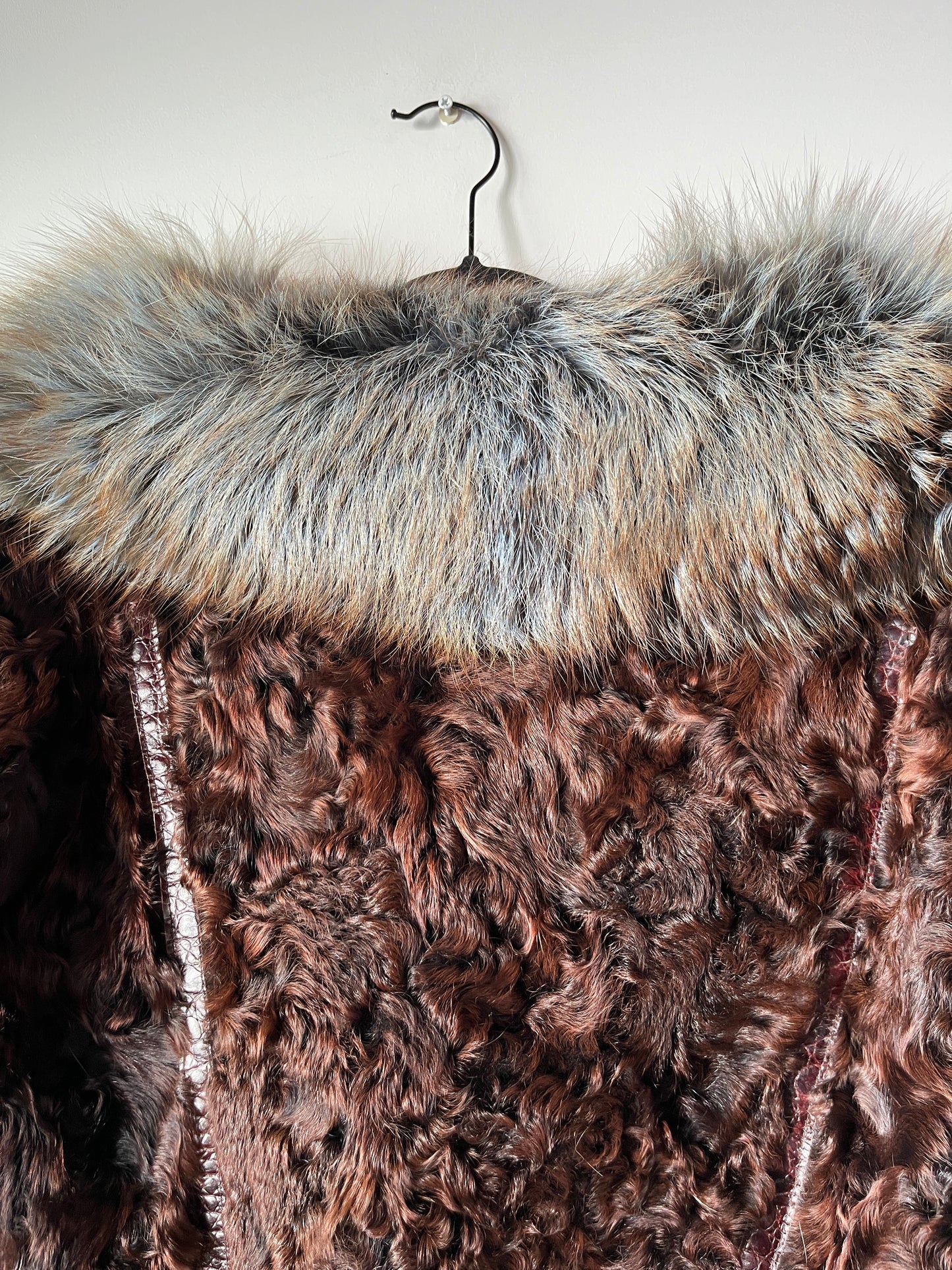 Veste en fourrure marron et col à reflets bleus