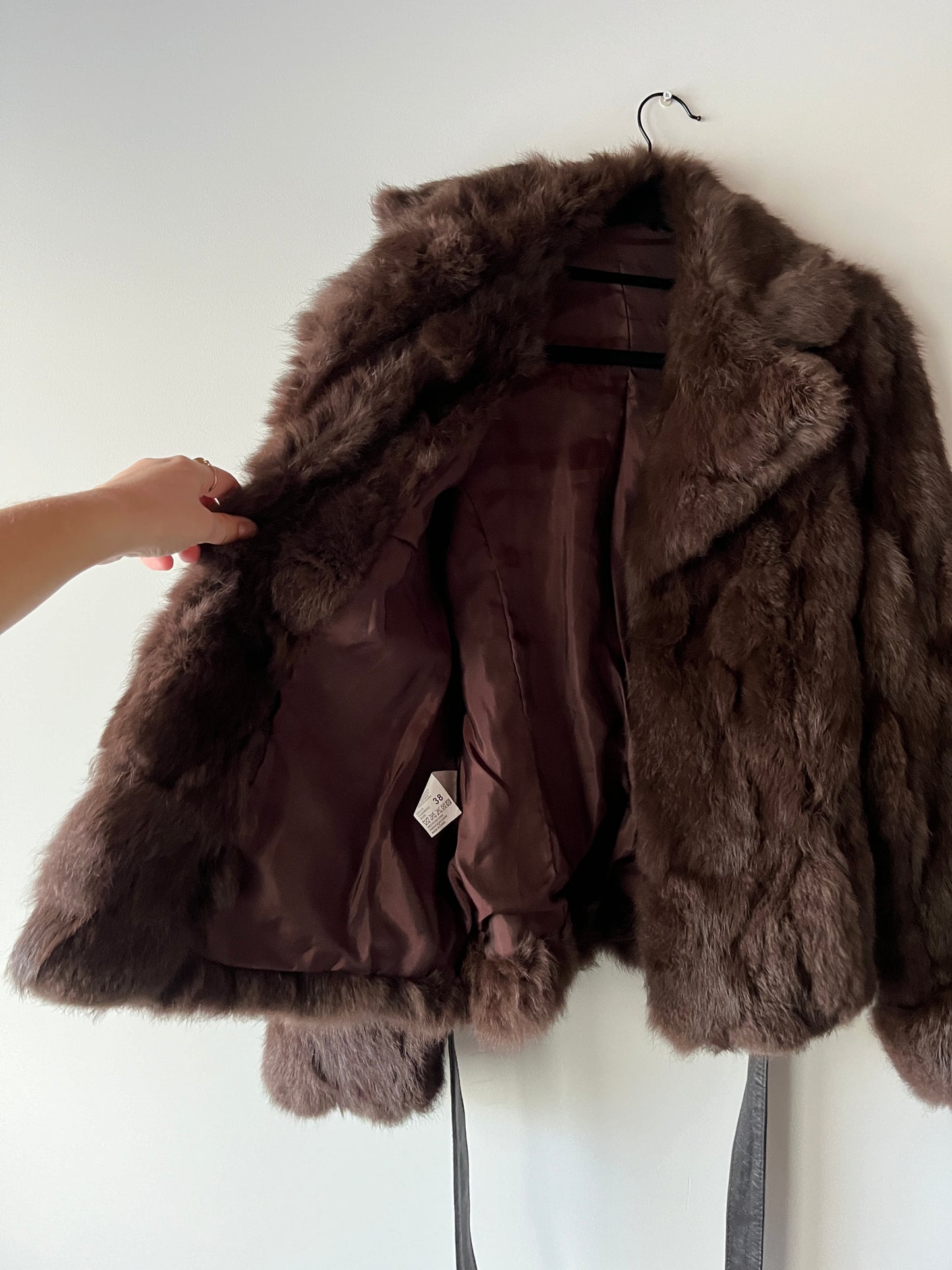 Manteau en fourrure marron ceinturé