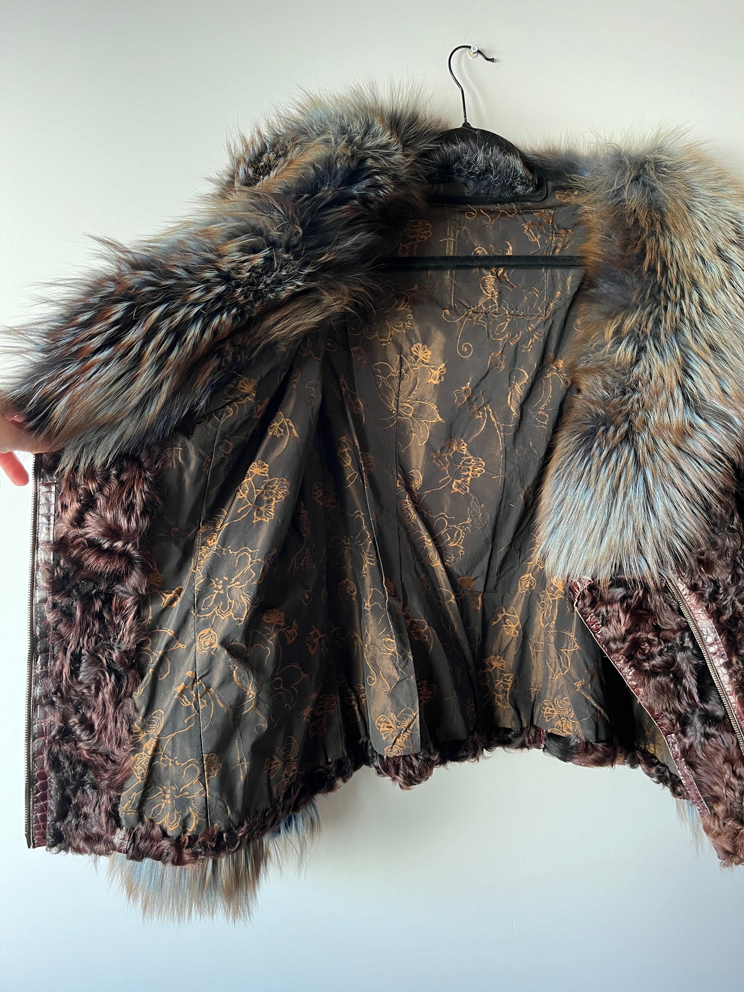 Veste en fourrure marron et col à reflets bleus
