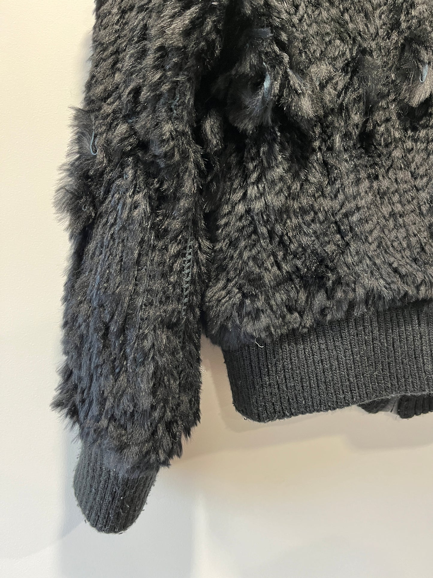 Veste en fourrure noire tressée