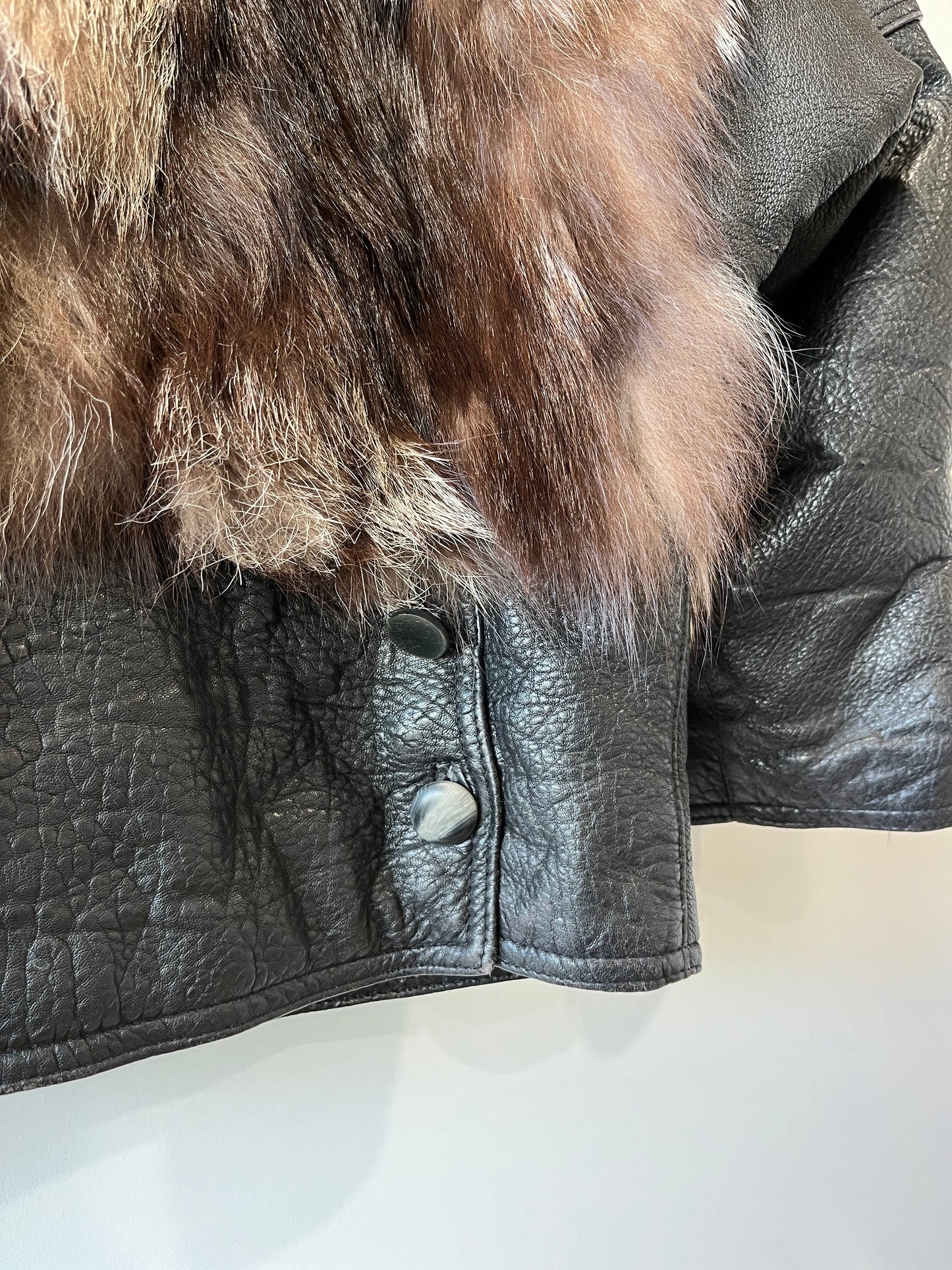 Veste en fourrure et cuir noir