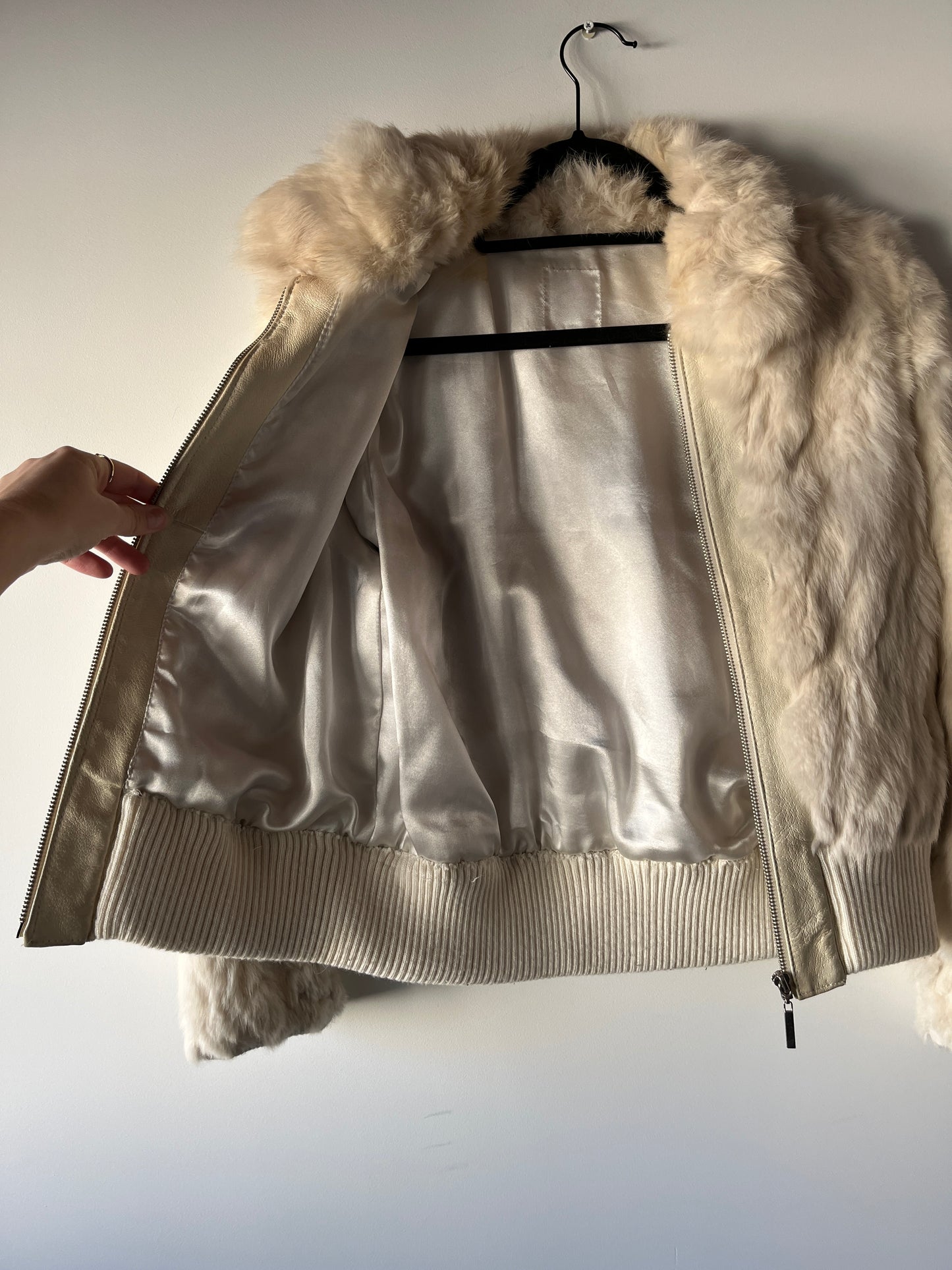 Veste courte en fourrure crème
