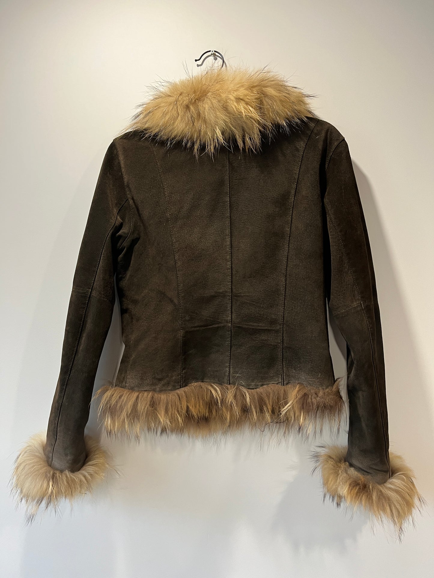 Veste en cuir marron avec bordures en fourrure beige