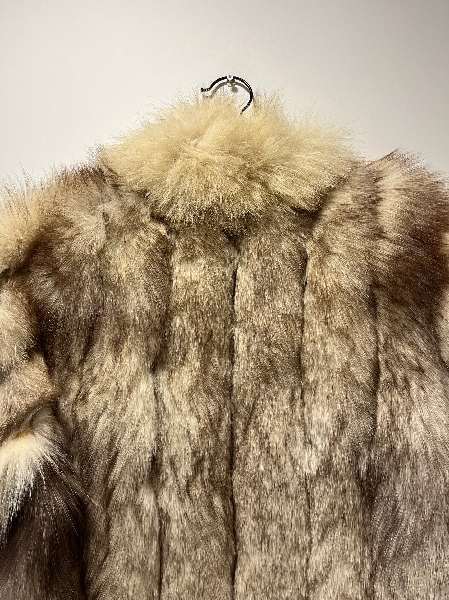 Manteau en fourrure galonné blanc