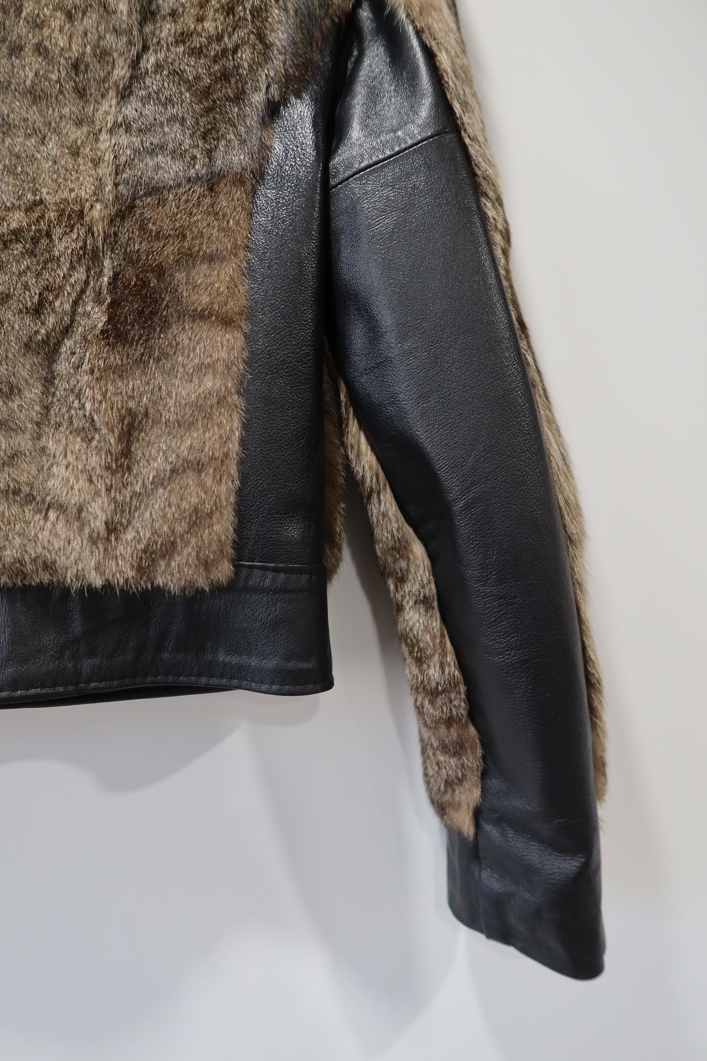 Veste courte en fourrure imprimée animal et cuir