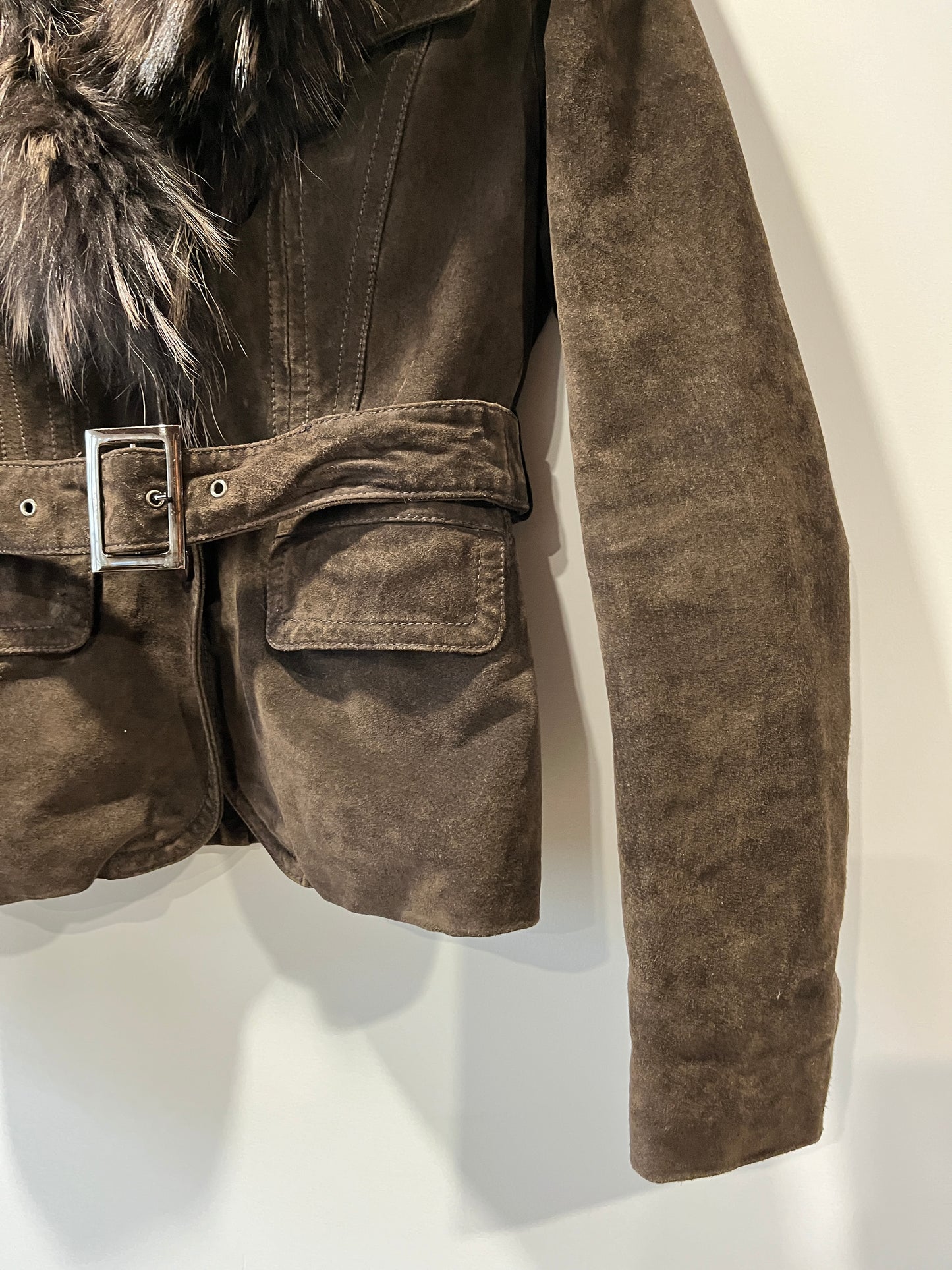 Veste en cuir marron et col en fourrure