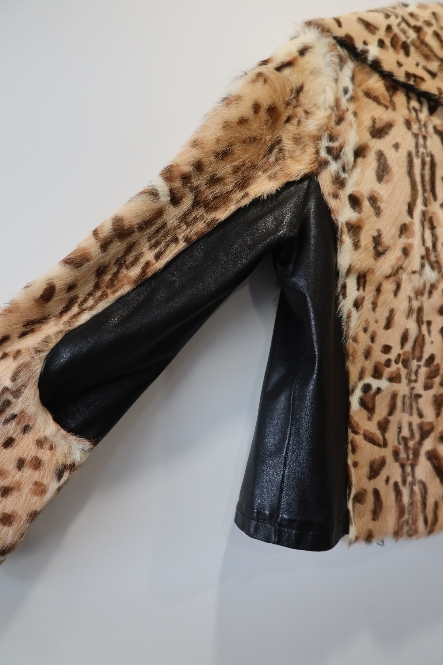Veste en cuir et fourrure imprimée léopard