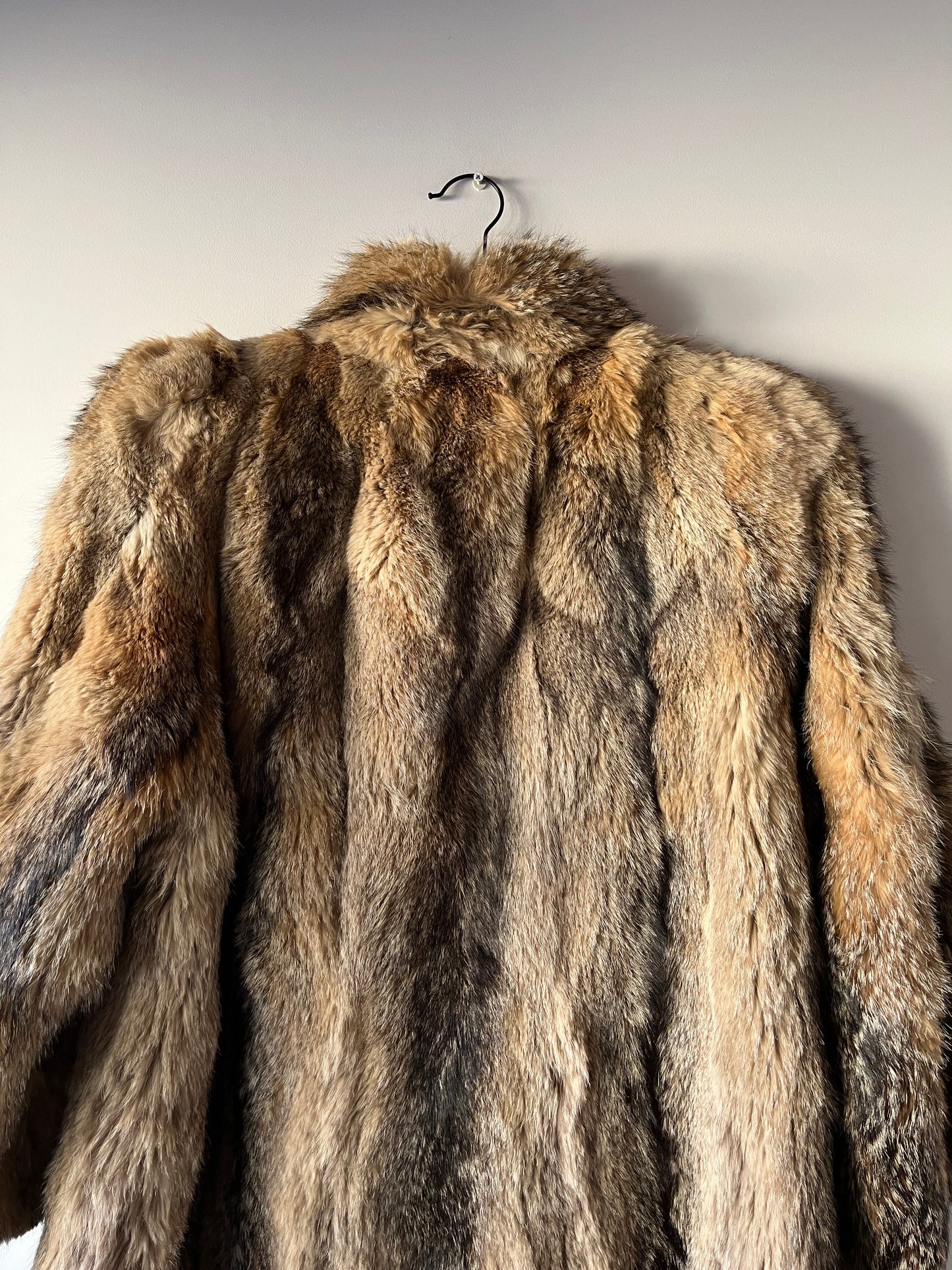 Manteau en fourrure grise, fauve et beige