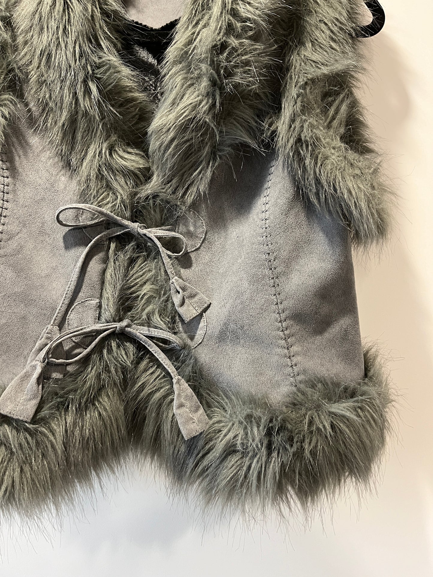 Gilet gris avec bordures en fausse fourrure