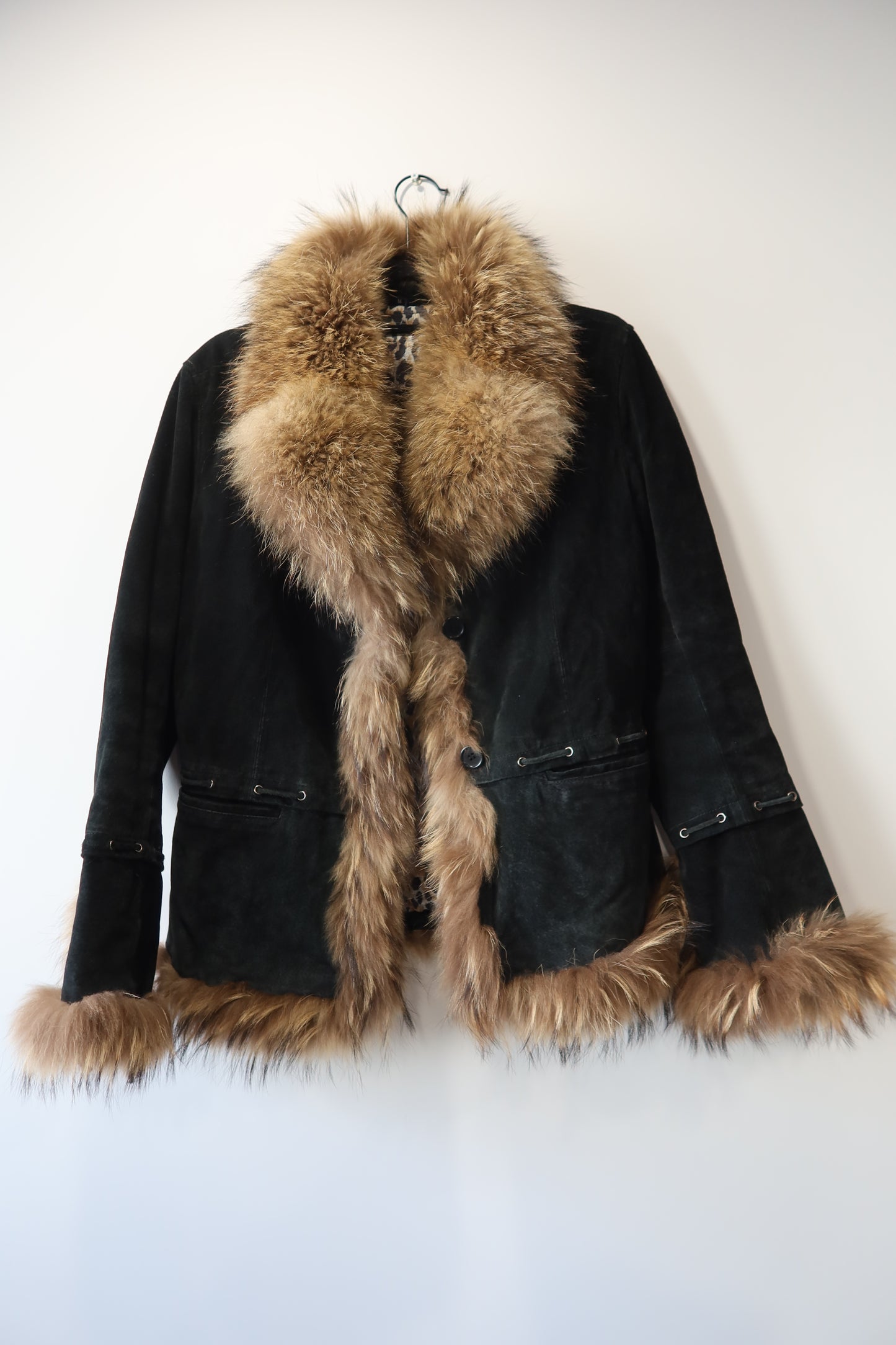 Veste en cuir noir avec bordures en fourrure