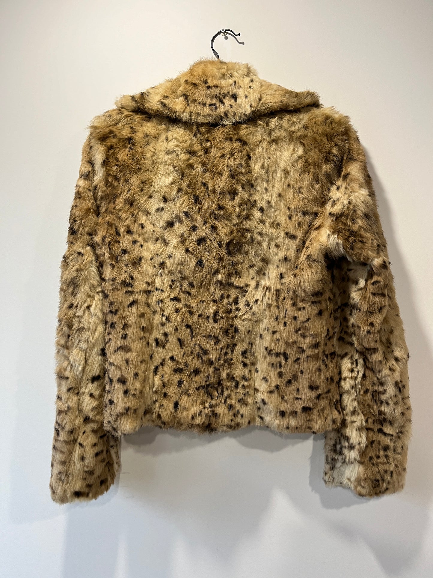 Veste en fourrure imprimée léopard