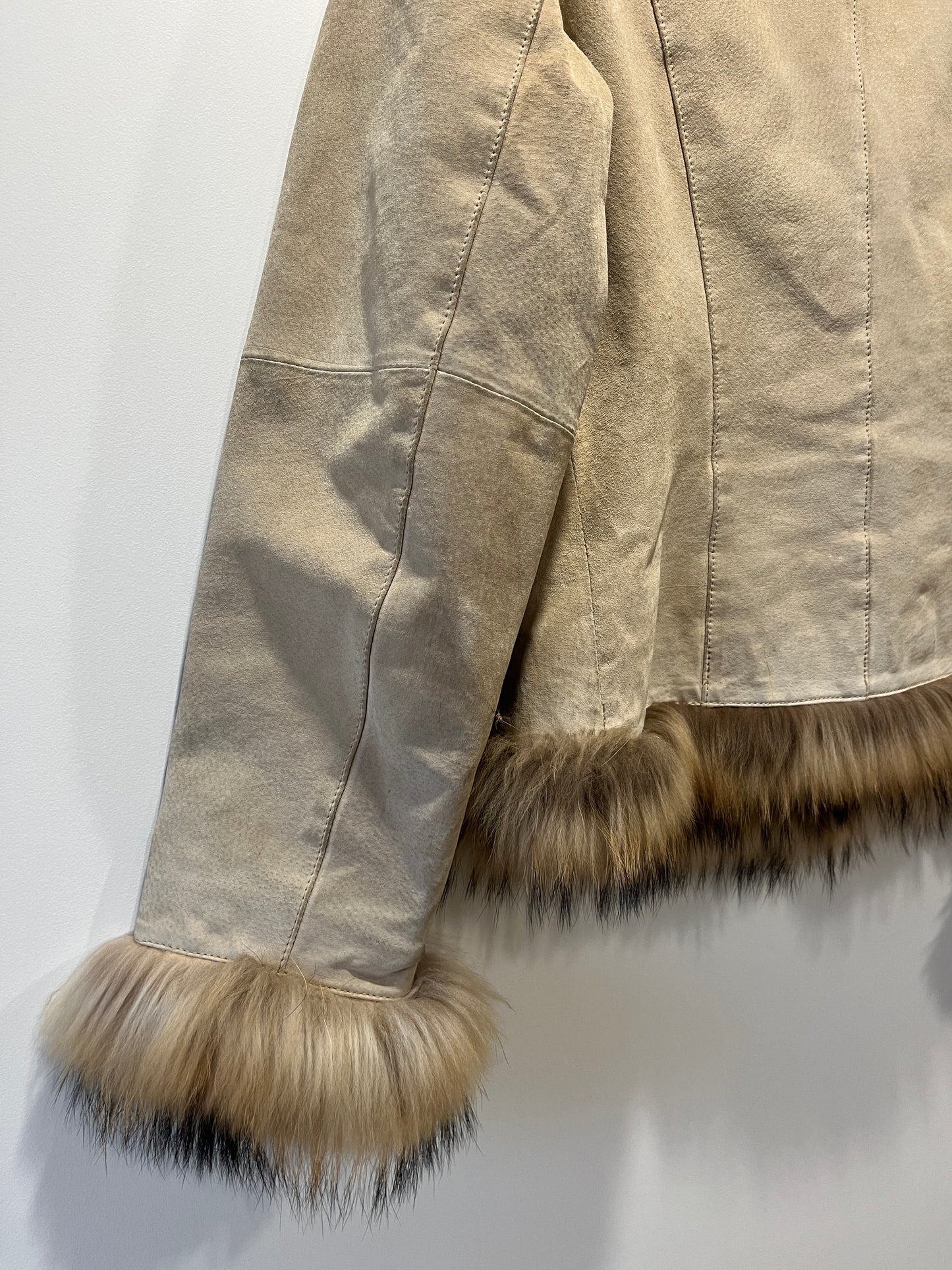 Veste en cuir beige avec bordures en fourrure