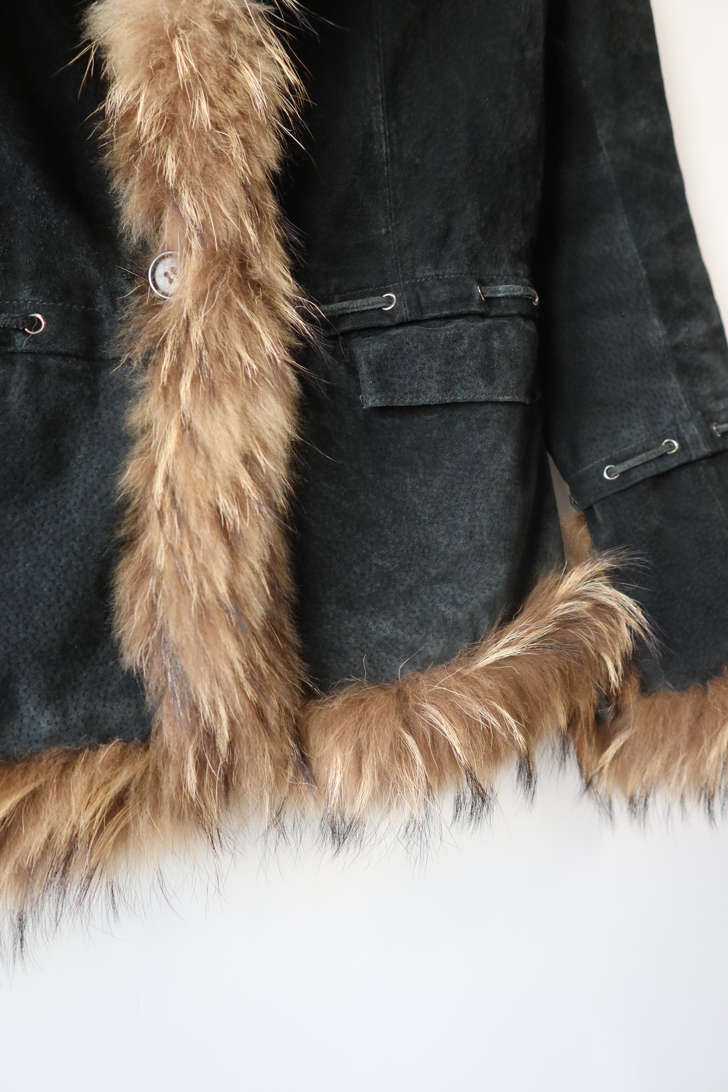 Veste en cuir noir avec bordures en fourrure