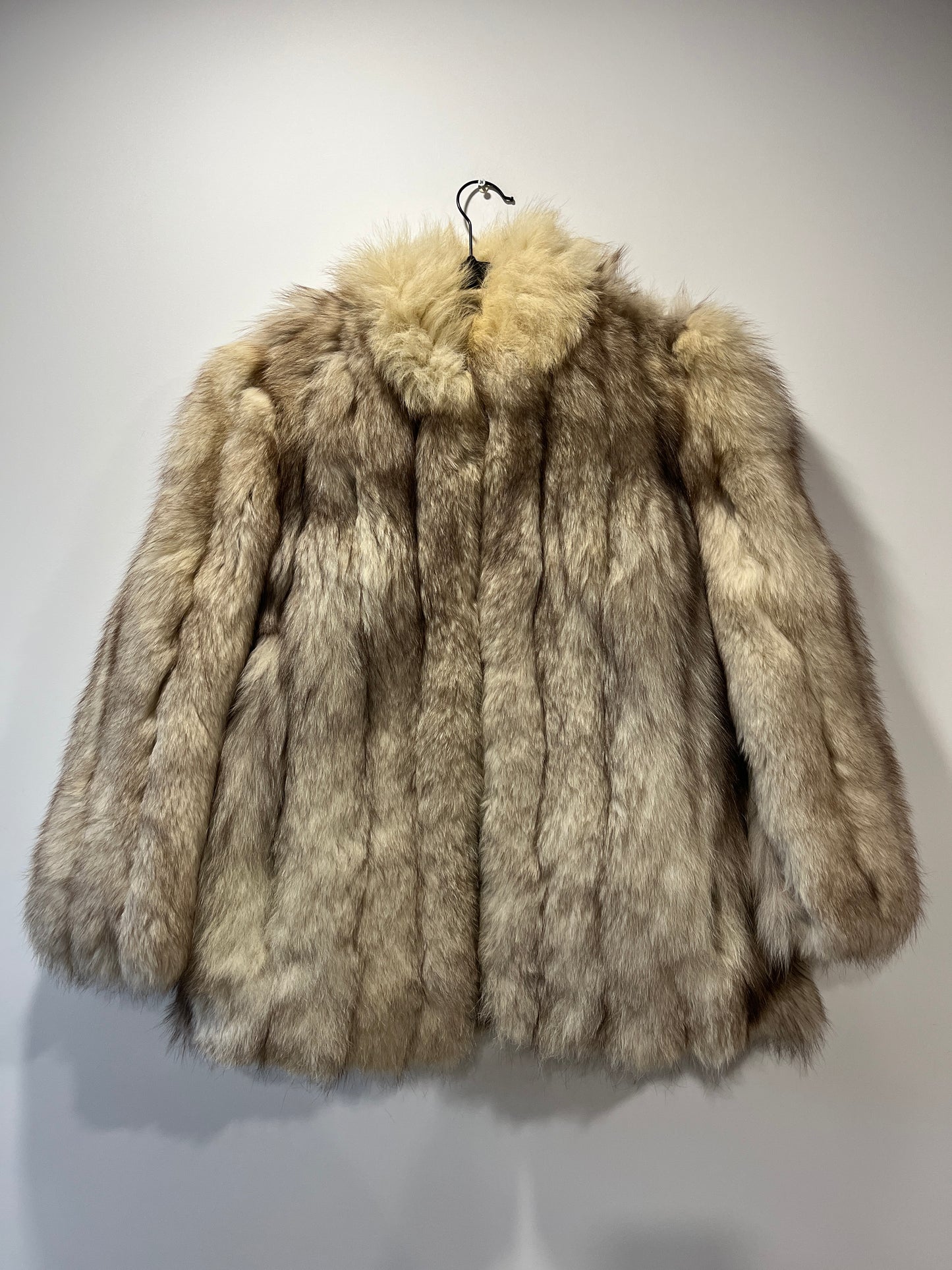 Manteau en fourrure galonné blanc