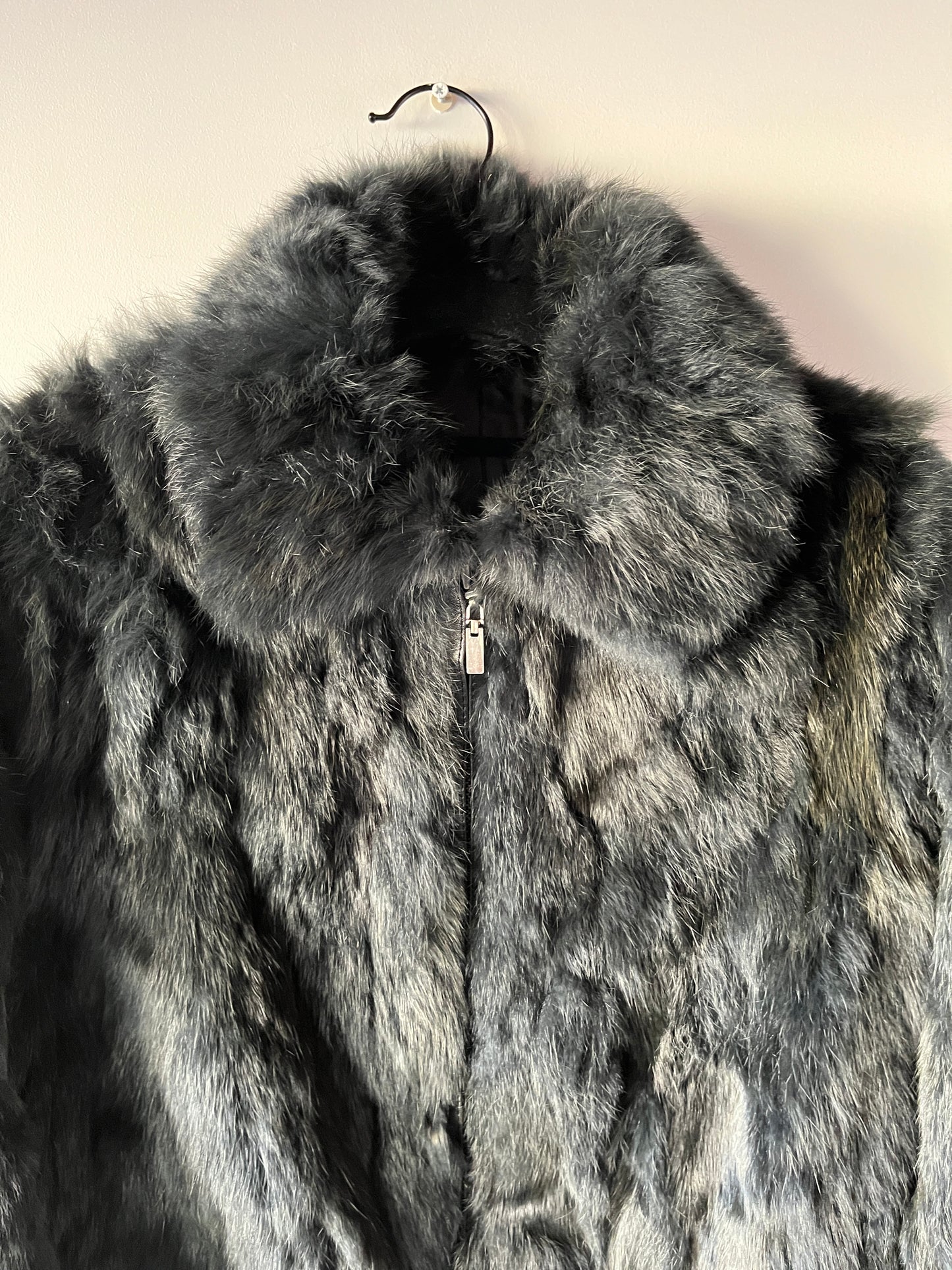 Veste courte en fourrure bleue nuit