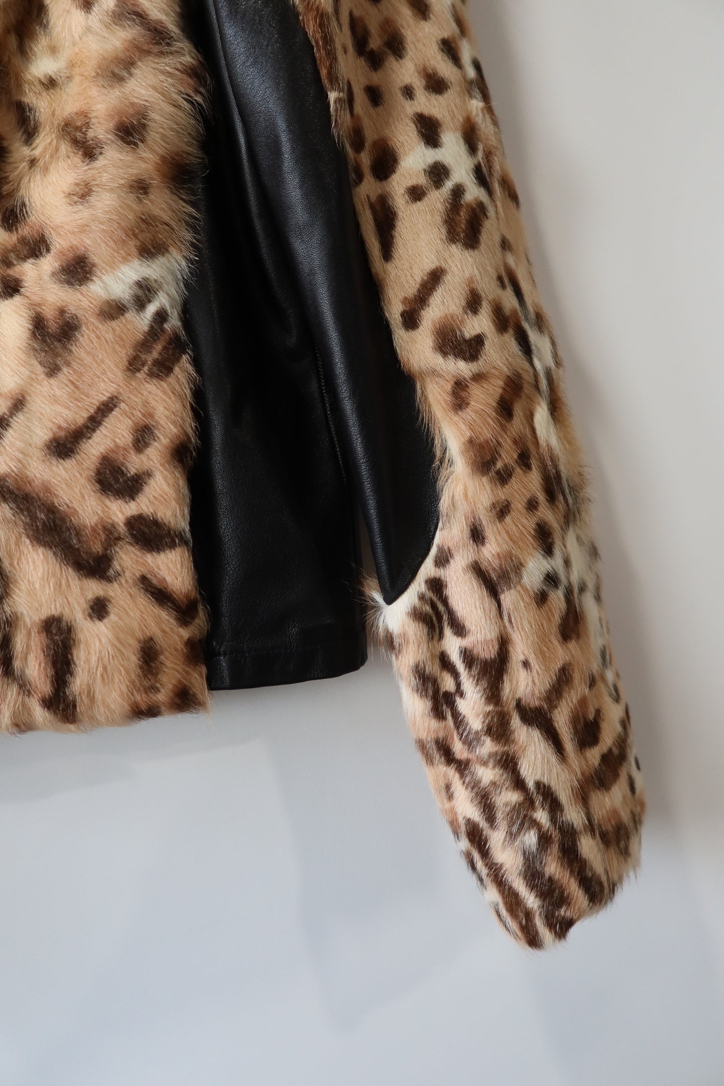 Veste en cuir et fourrure imprimée léopard