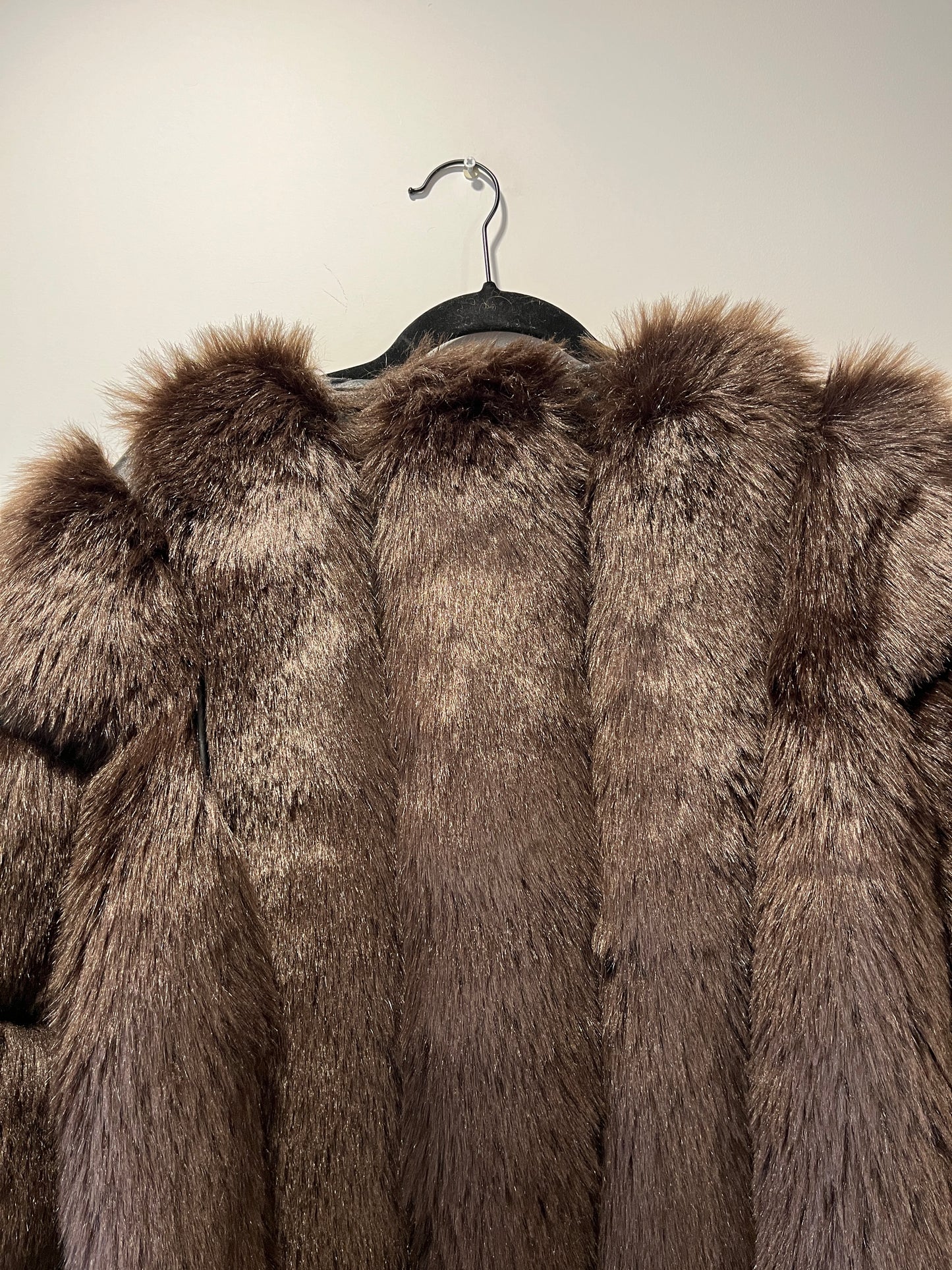 Manteau en fausse fourrure marron galonné
