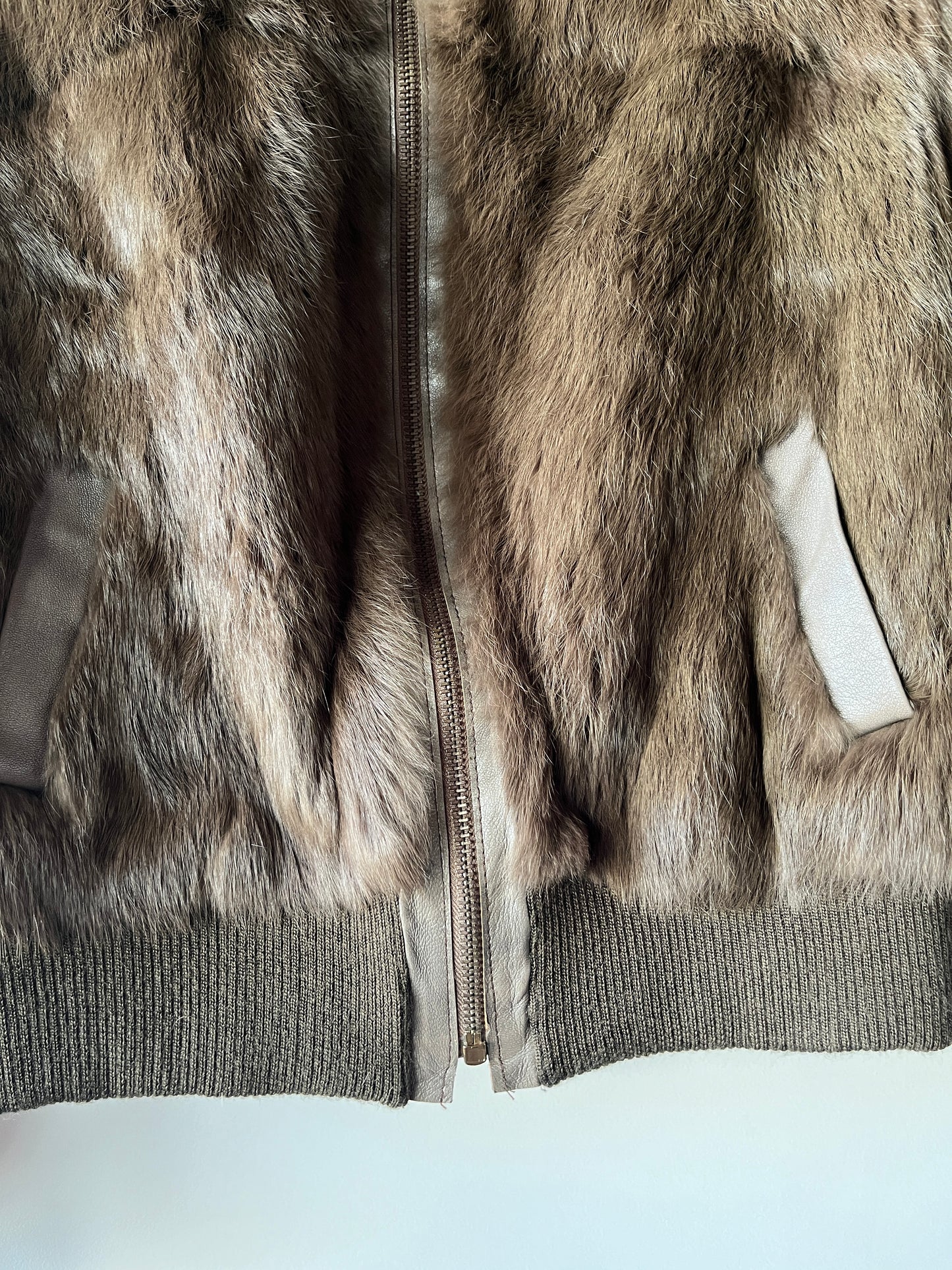 Veste courte en fourrure marron
