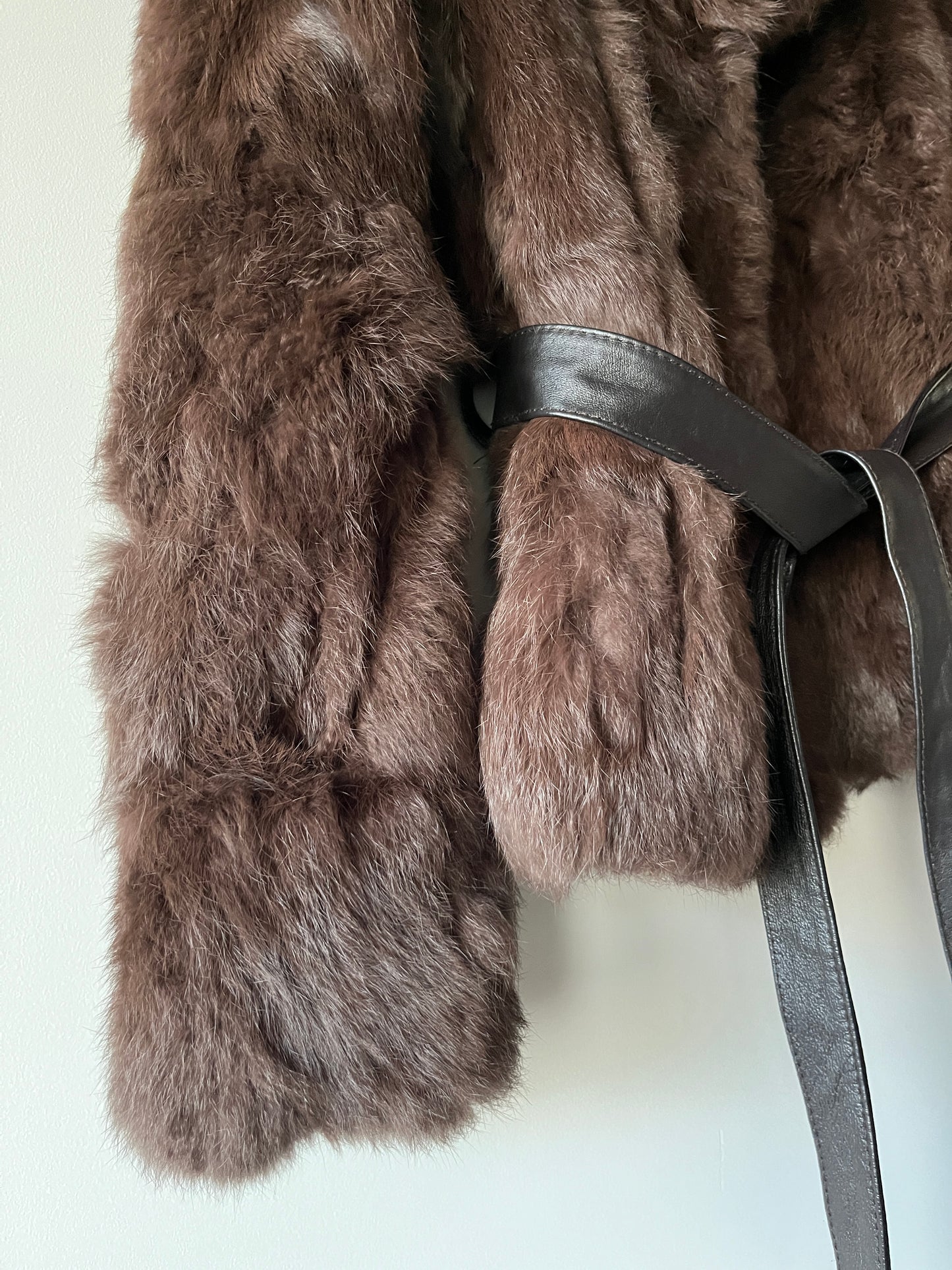 Manteau en fourrure marron ceinturé
