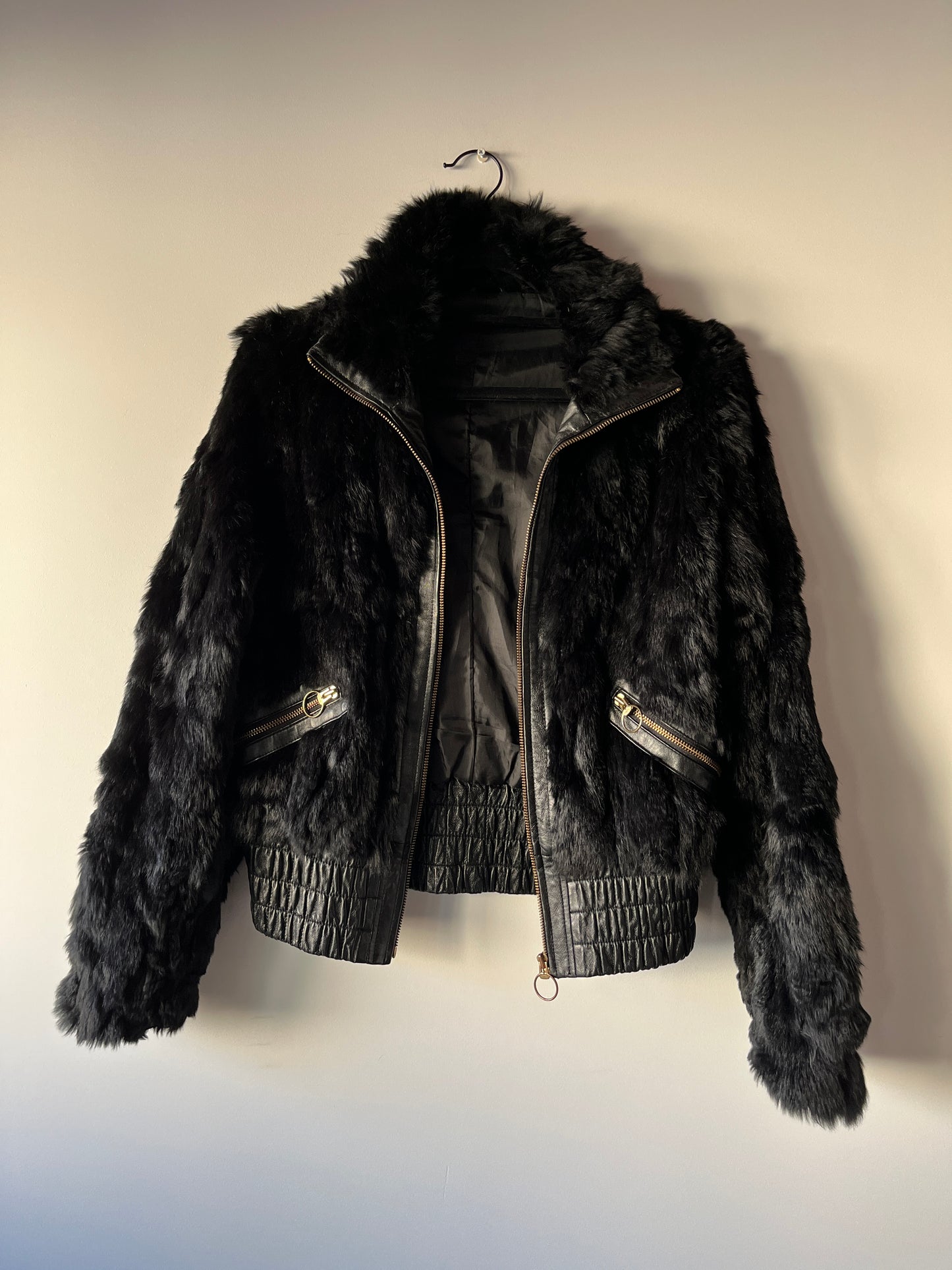 Veste courte noire en fourrure et cuir