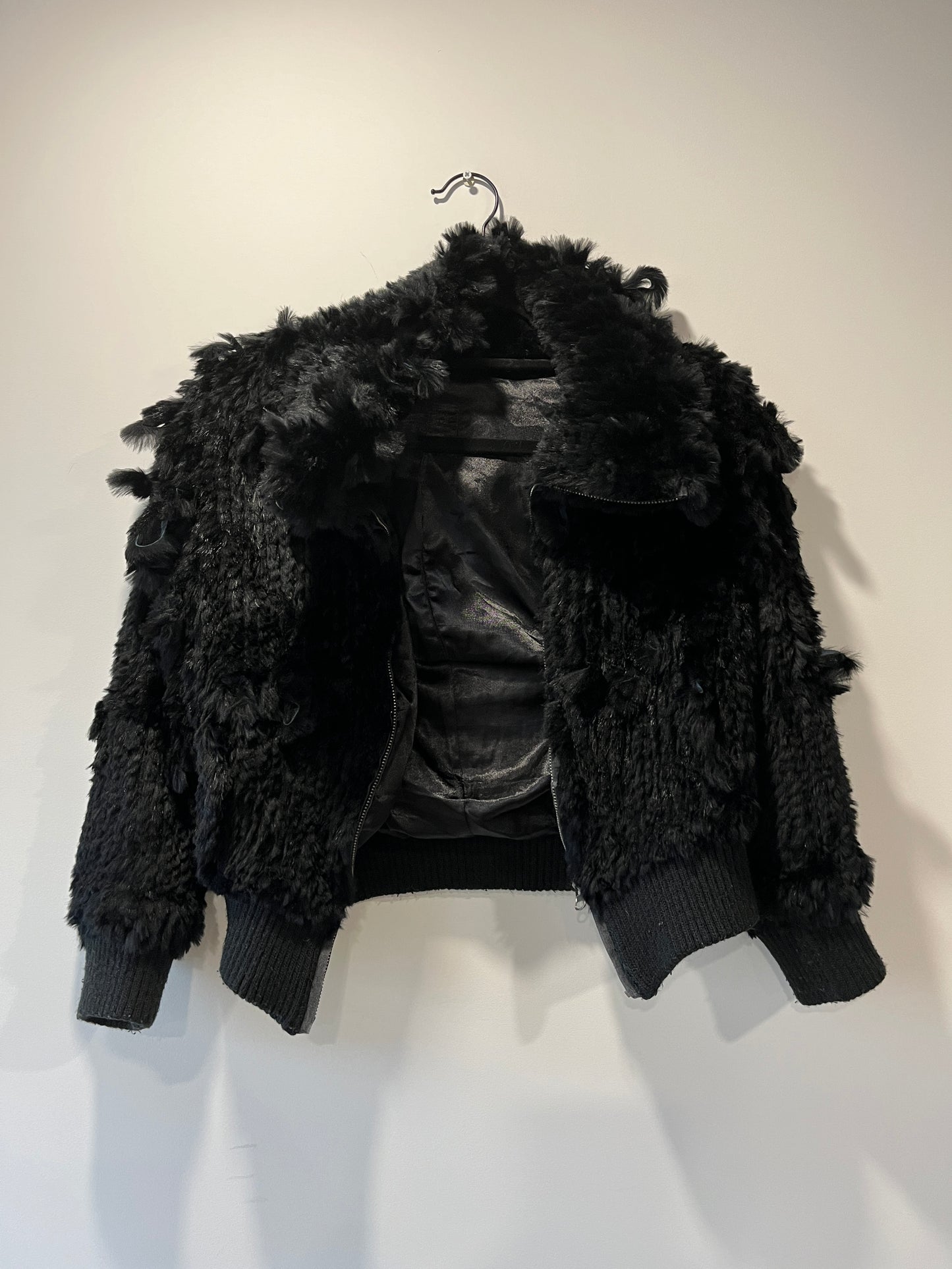 Veste en fourrure noire tressée