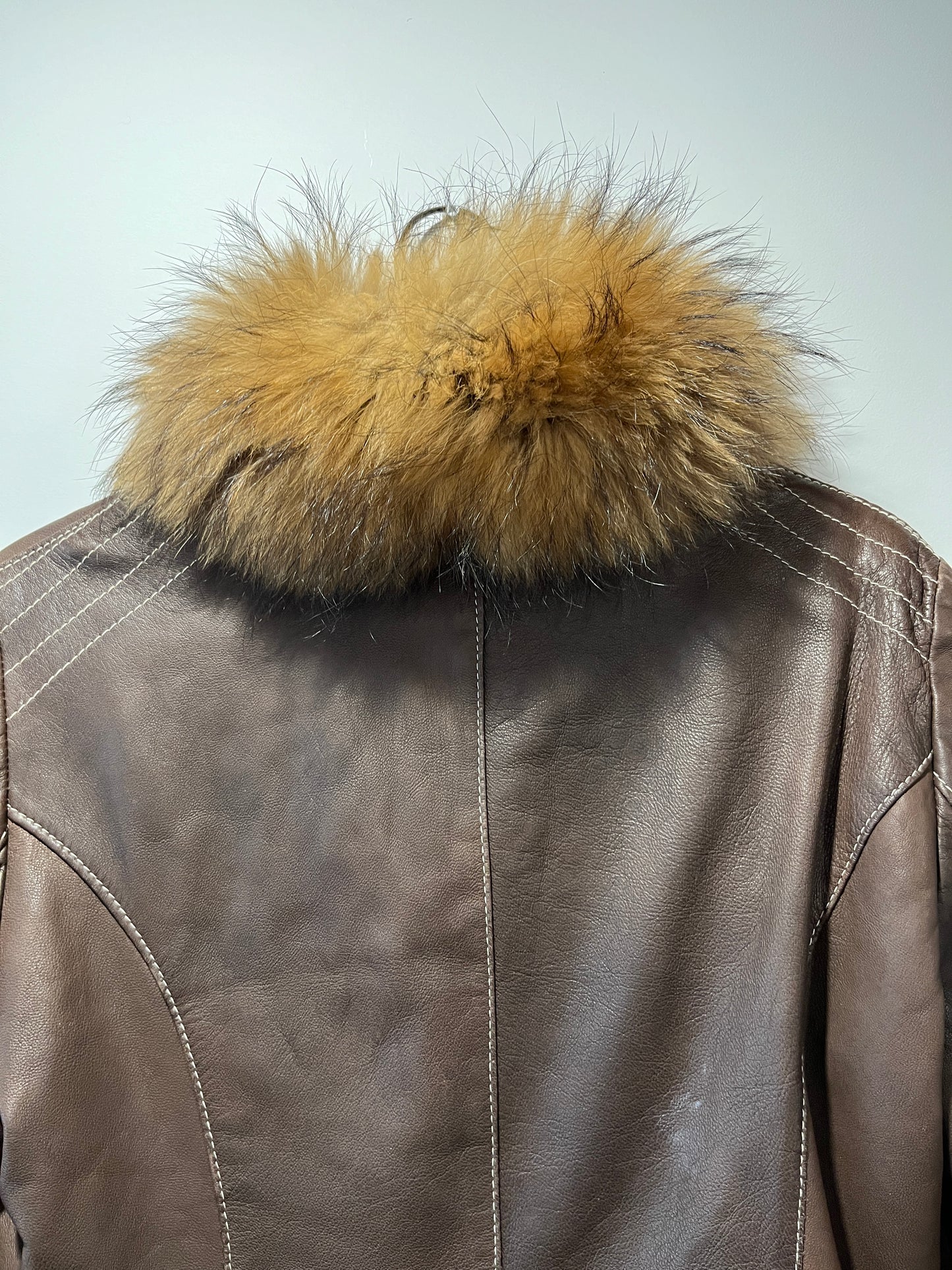 Veste en cuir marron et bordures en fourrure