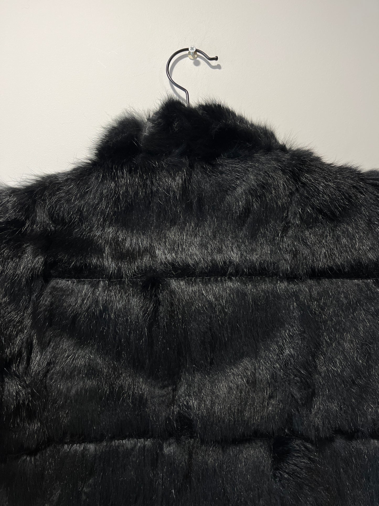 Veste en fourrure noire galonnée