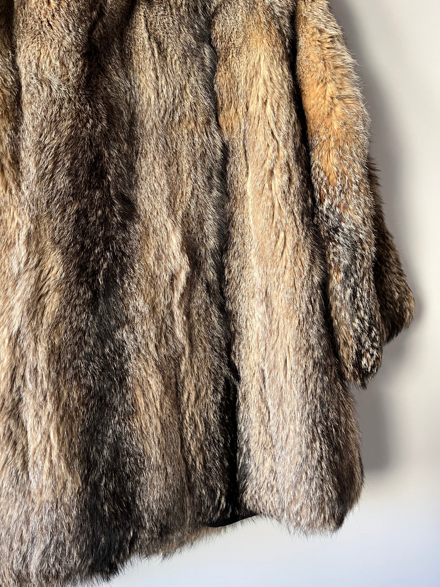Manteau en fourrure grise, fauve et beige