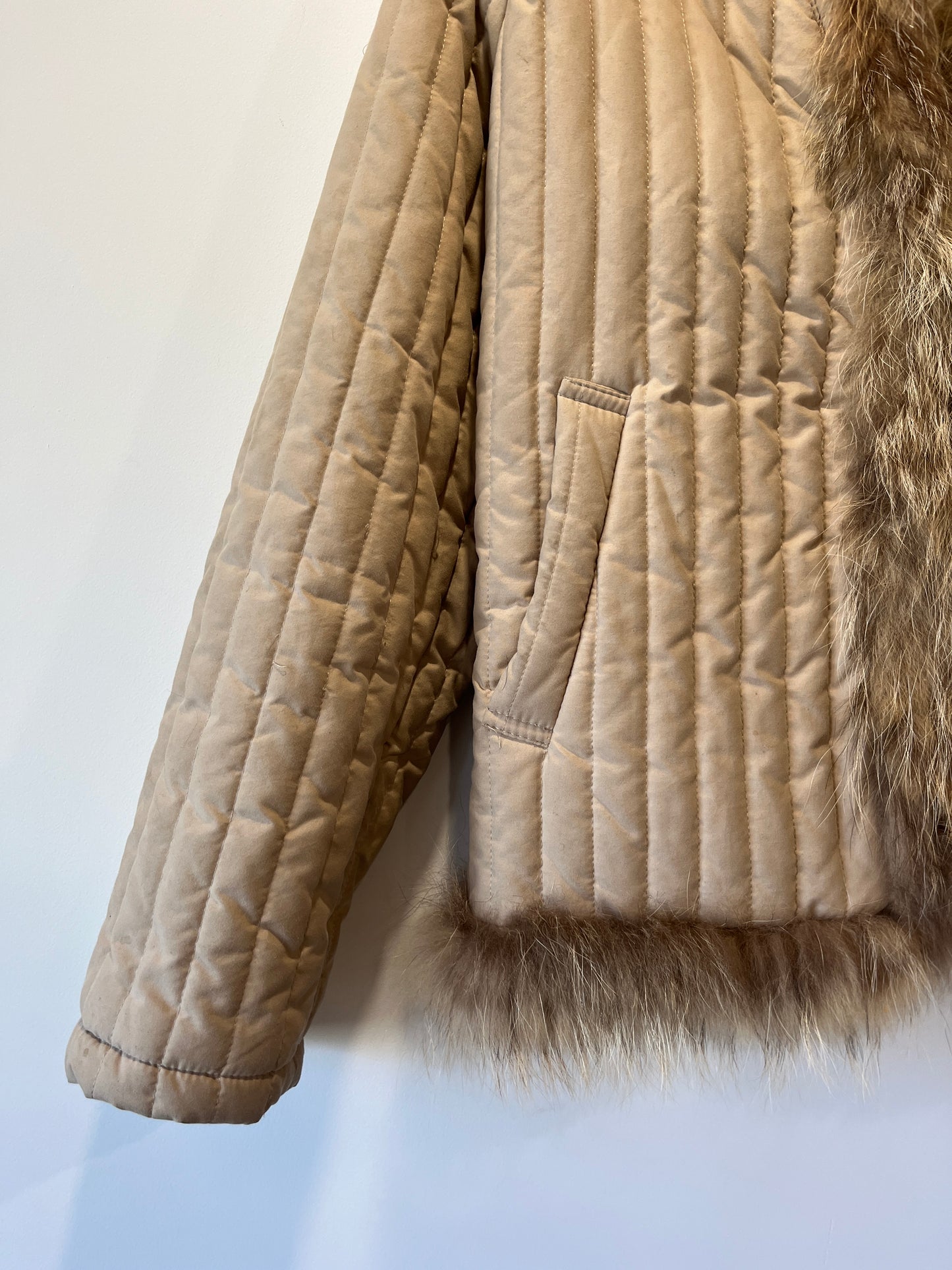 Veste matelassée beige avec bordures en fourrure