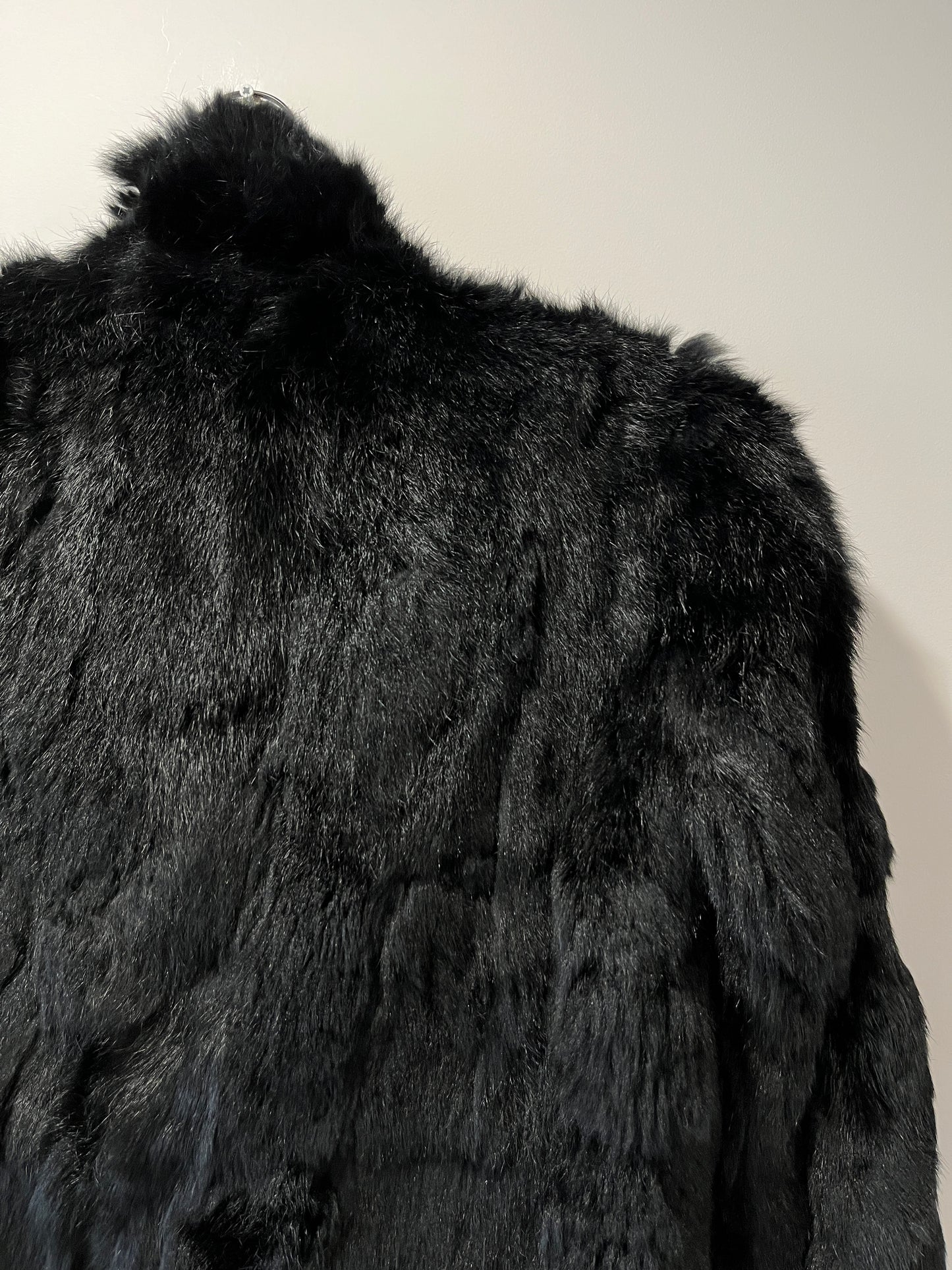 Veste courte en fourrure noire