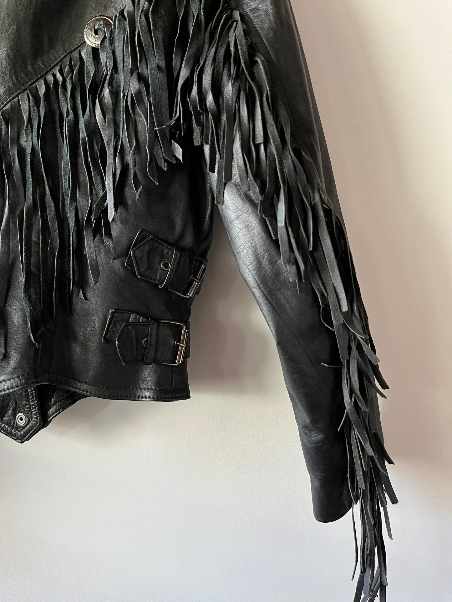 Veste en cuir noire à franges