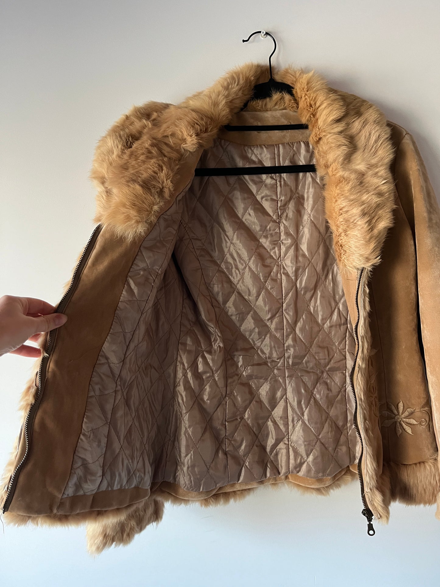 Veste en peau retournée beige et bordures en fourrure