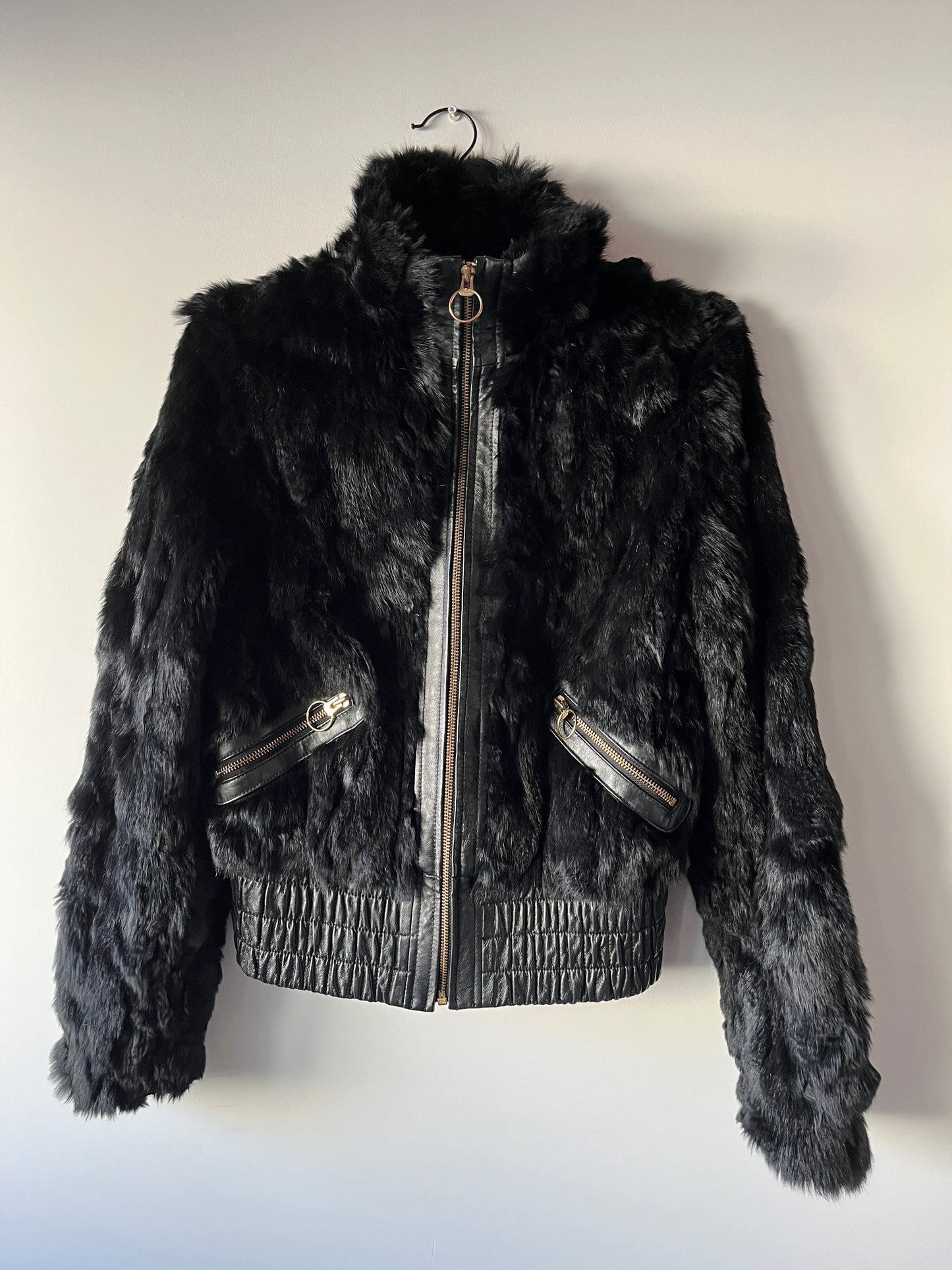 Veste courte noire en fourrure et cuir