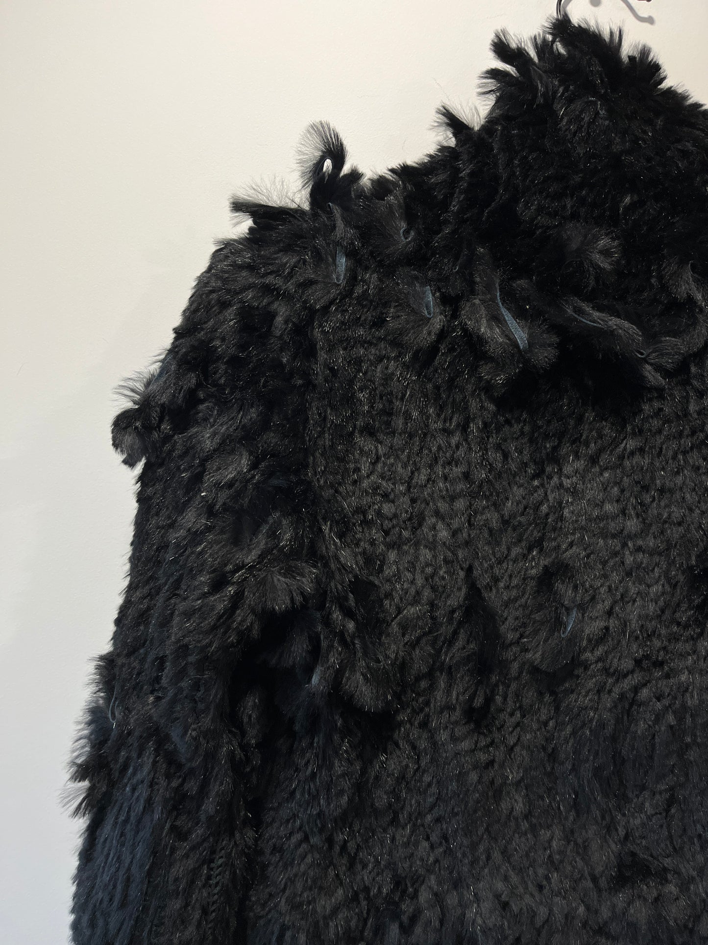 Veste en fourrure noire tressée