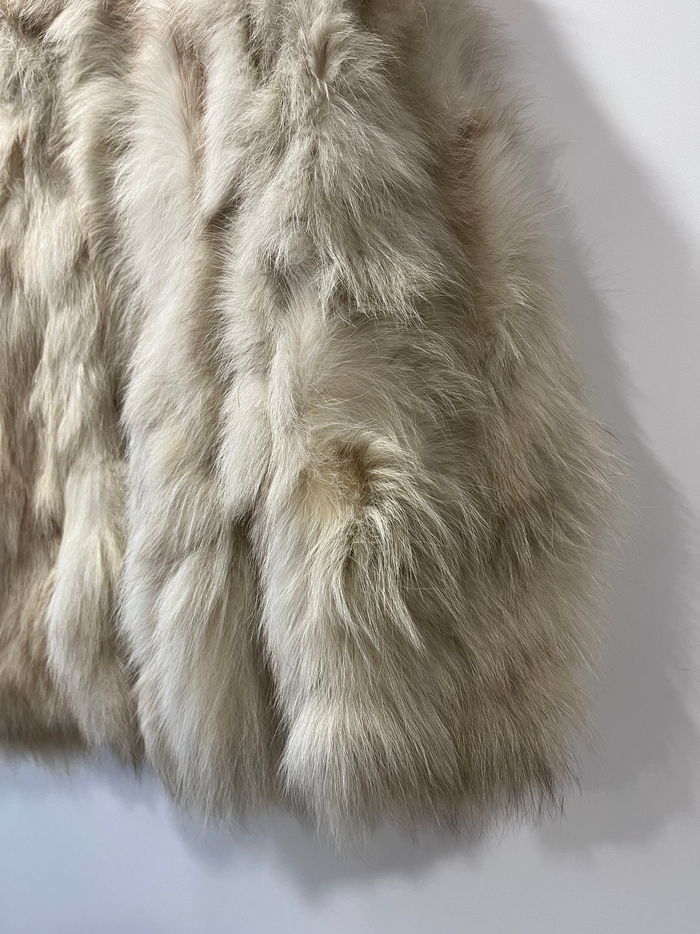 Manteau en fourrure blanc manches chauve-souris
